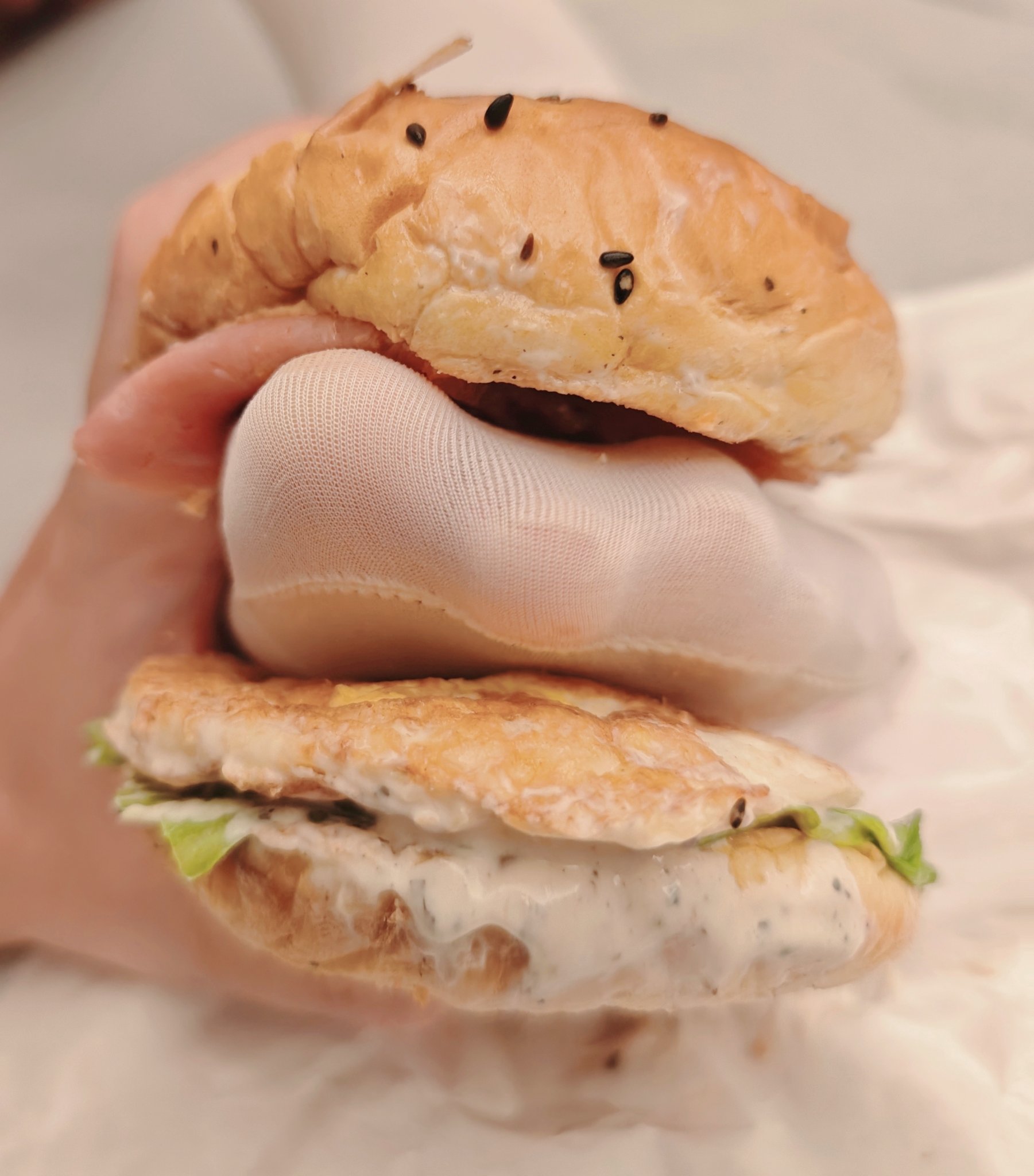 人拿着一顿两半的三明治。