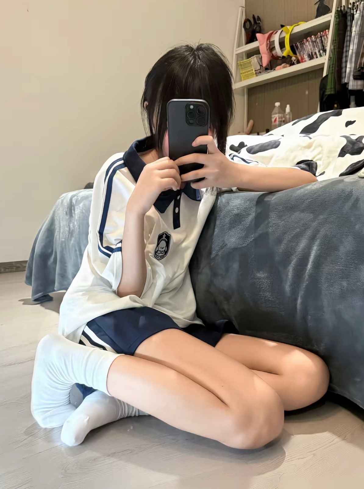 女孩用手机拍自拍。