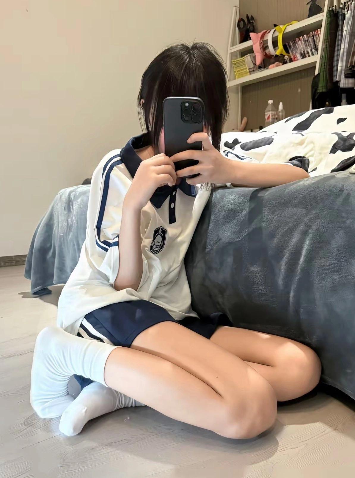 女孩用手机拍自拍。