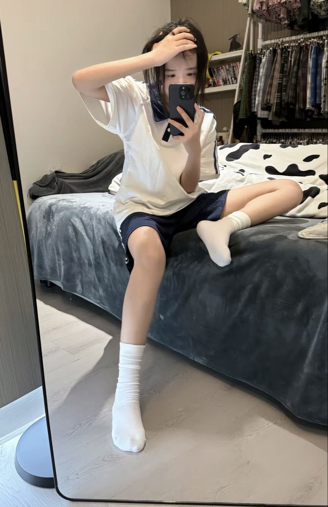 年轻的女孩用手机拍自拍。