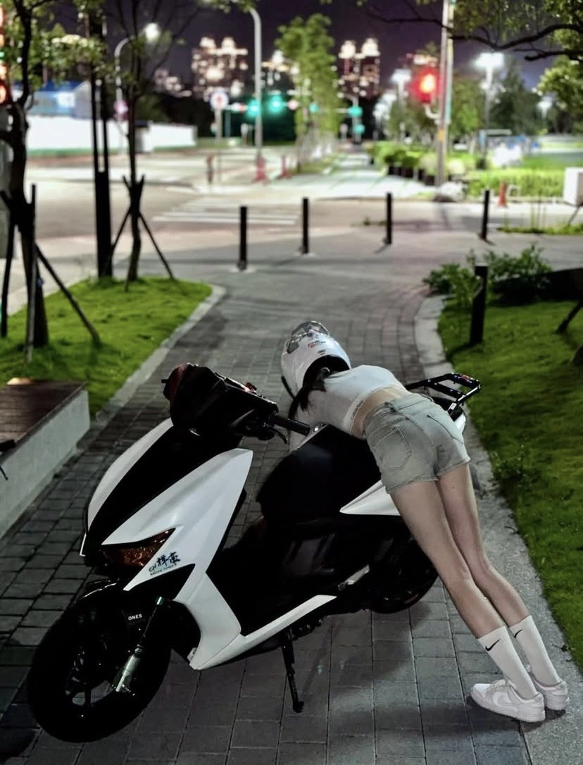 女人坐在摩托车上。