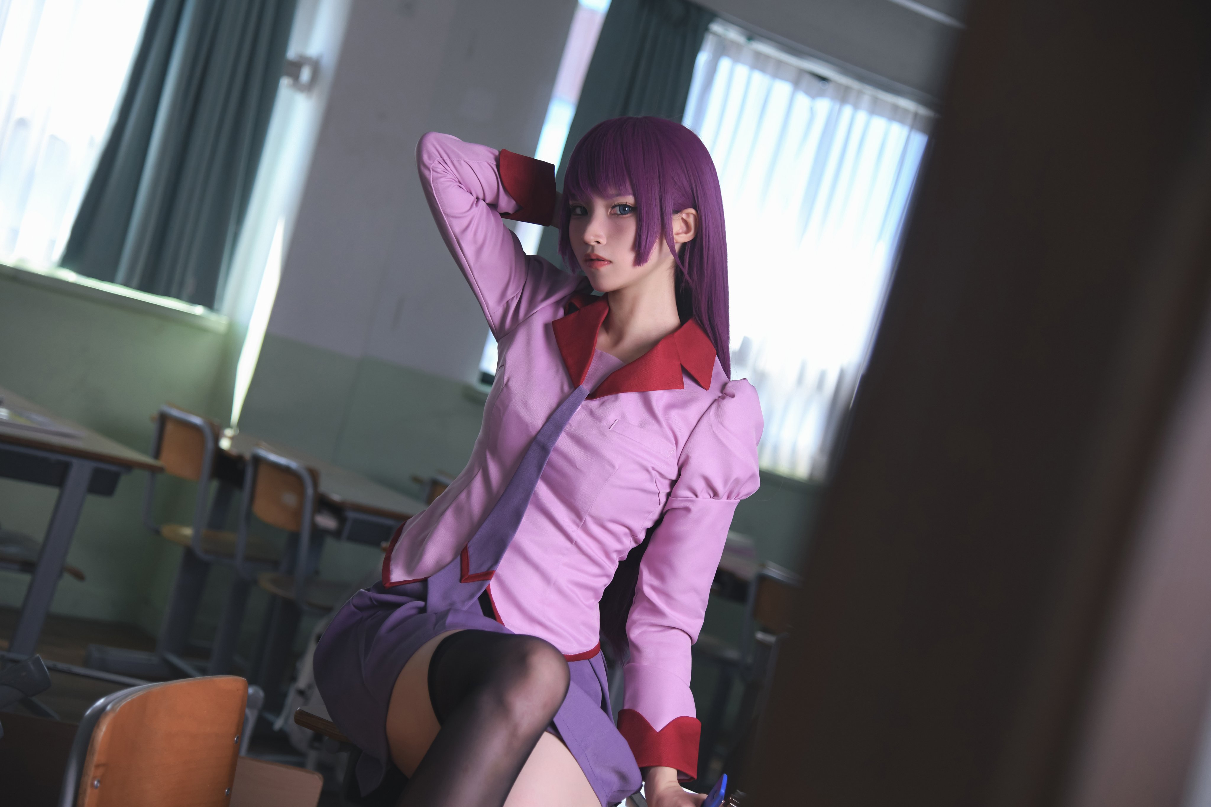 紫色头发的女孩和一件紫色衬衫,拿着一双刀子。