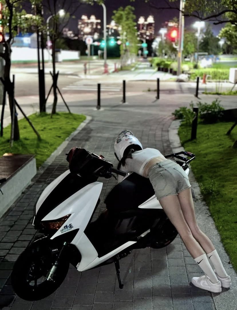 女人坐在摩托车上。