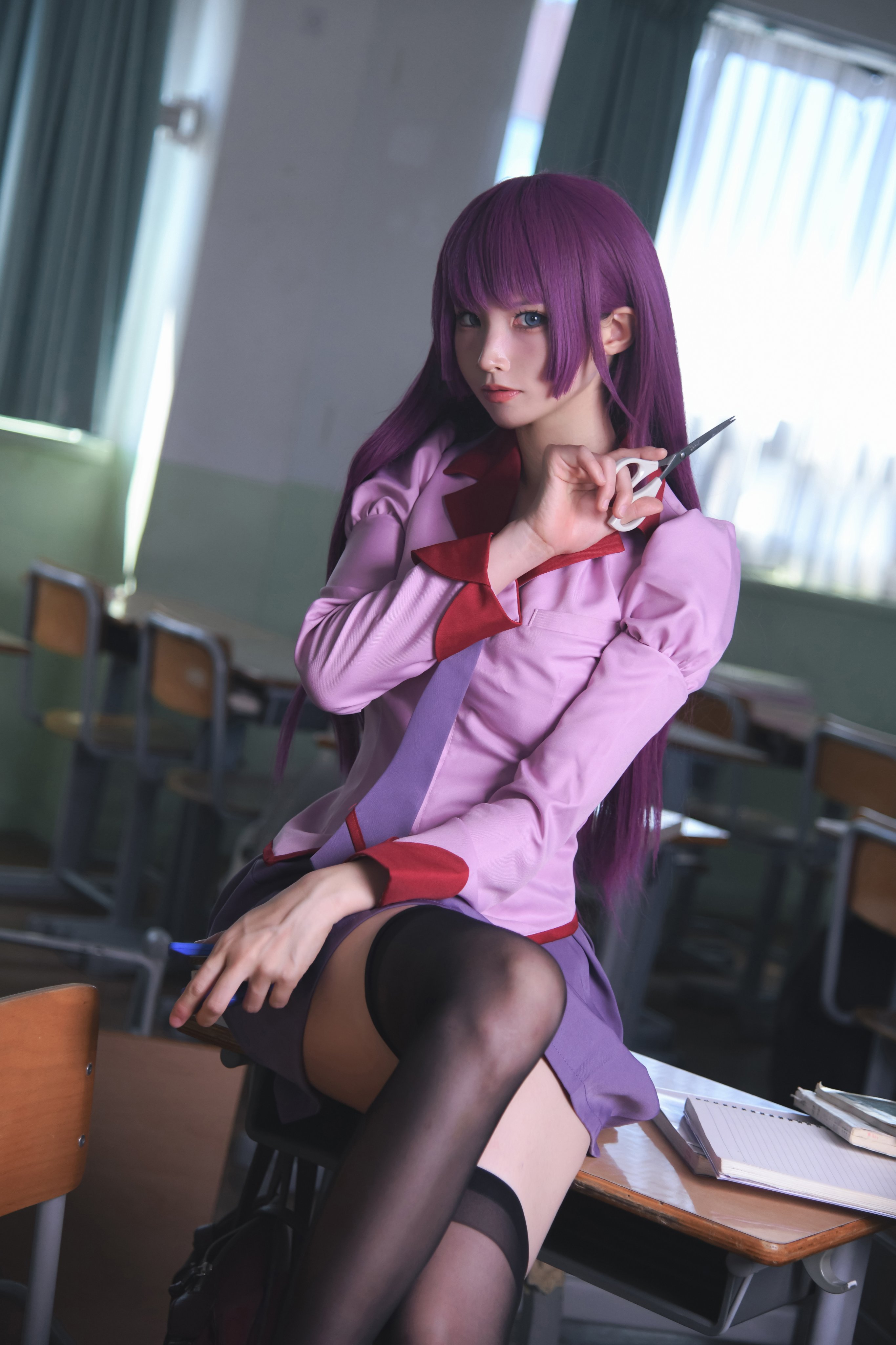 紫色头发的女孩和一件紫色衬衫,拿着一双刀子。