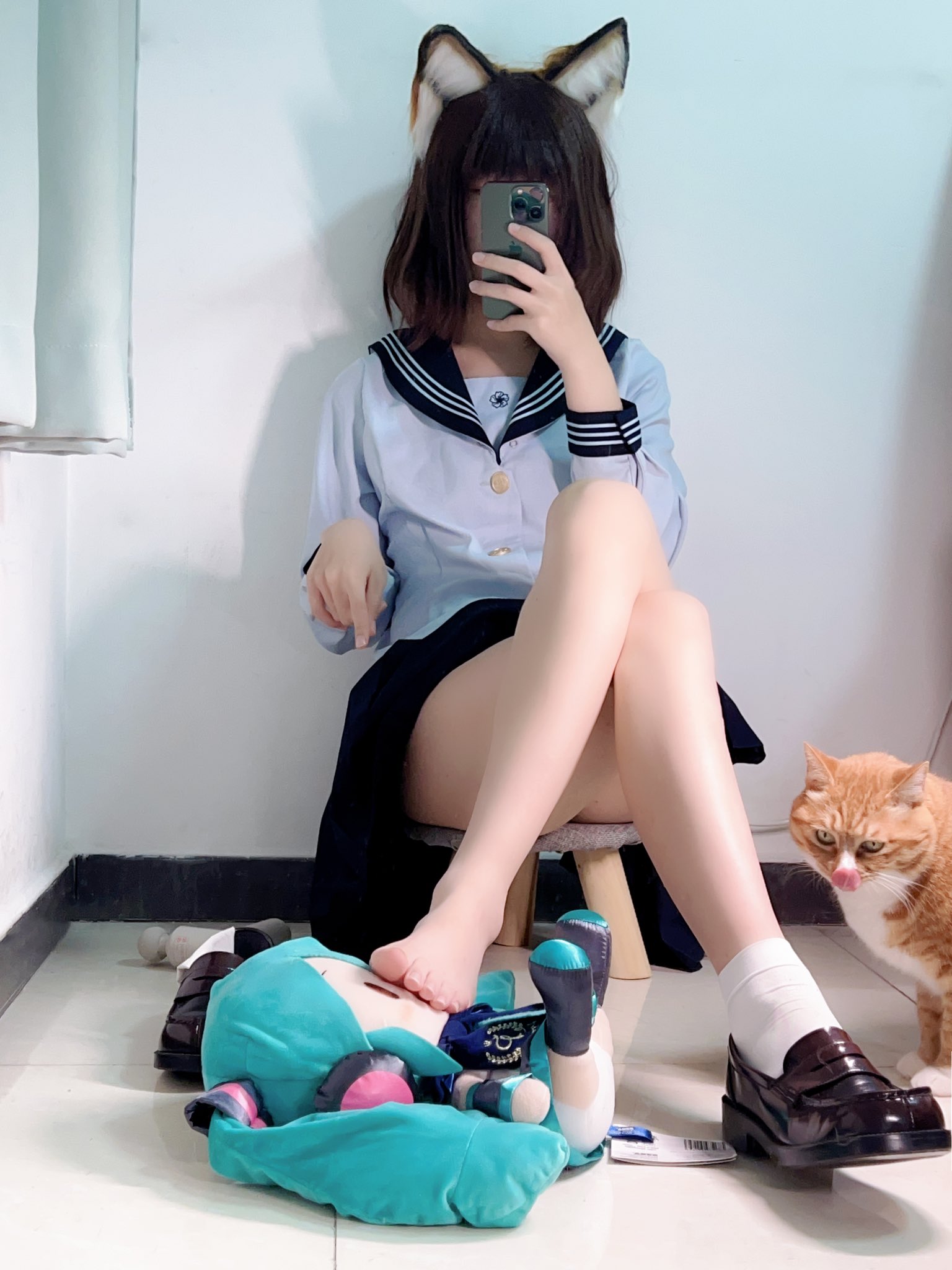 女人和她的猫一起拍自拍。