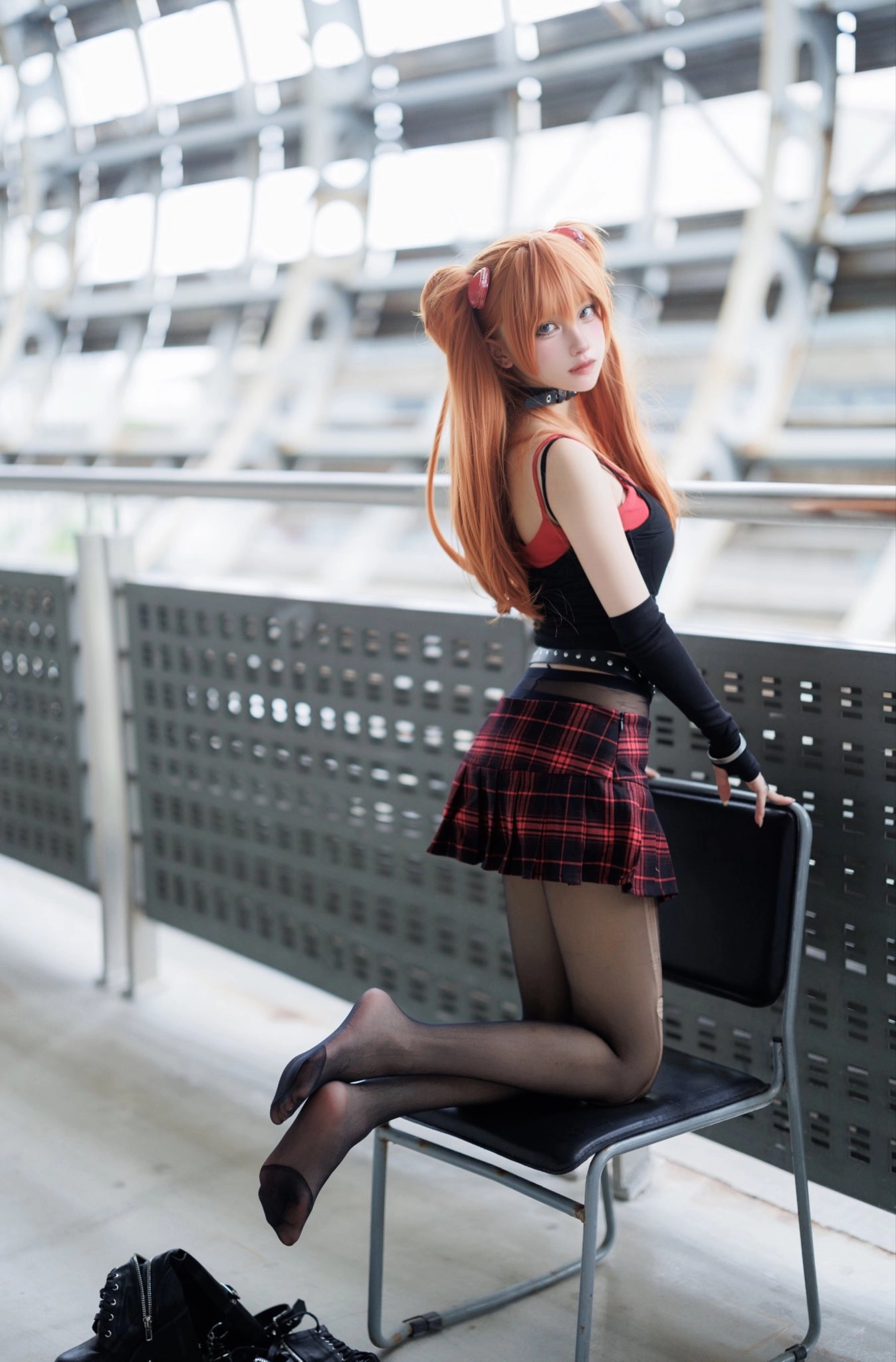 穿着黑色和红色衣服的女人坐在椅子上。