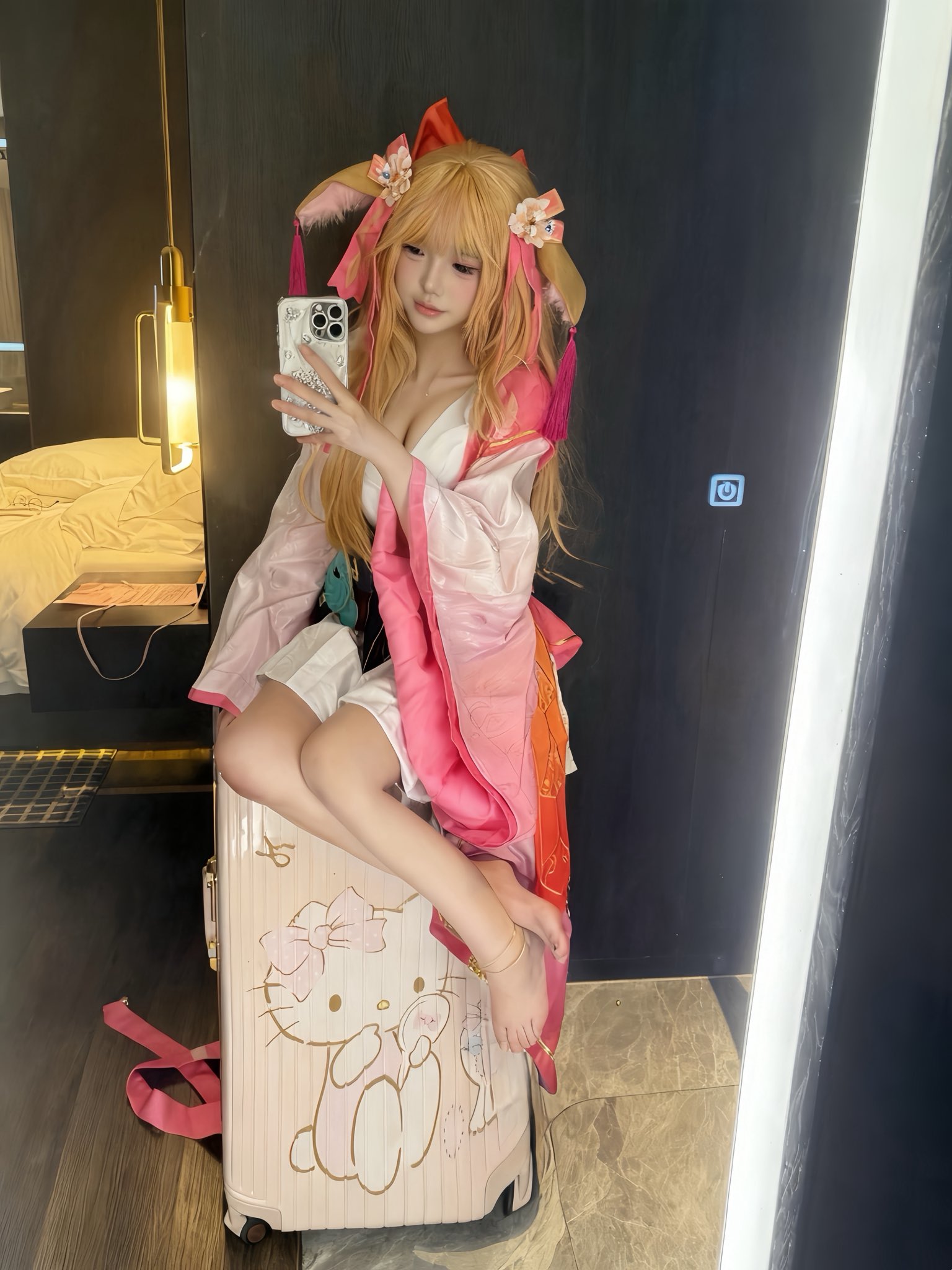 穿着Hello Kitty裙子的女人用手机拍了一张自拍。