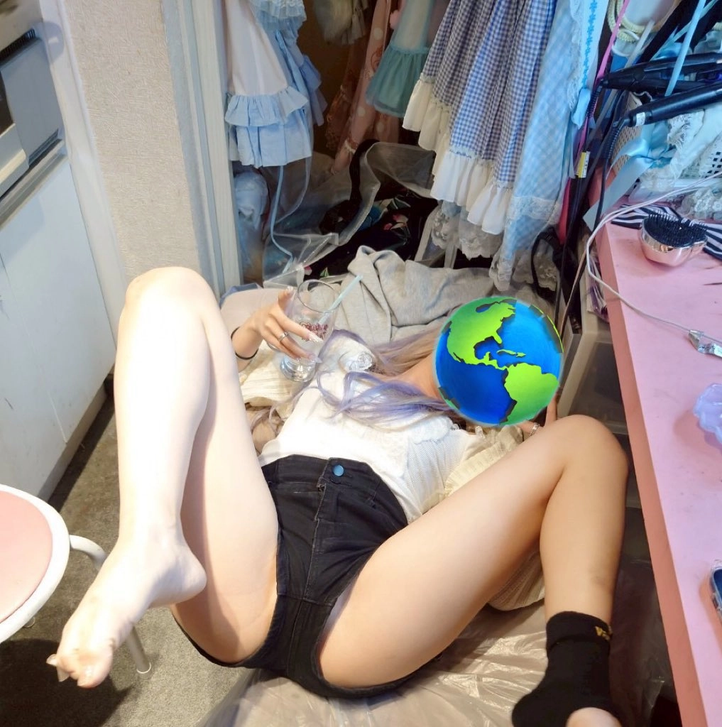 女人头上有一颗球。