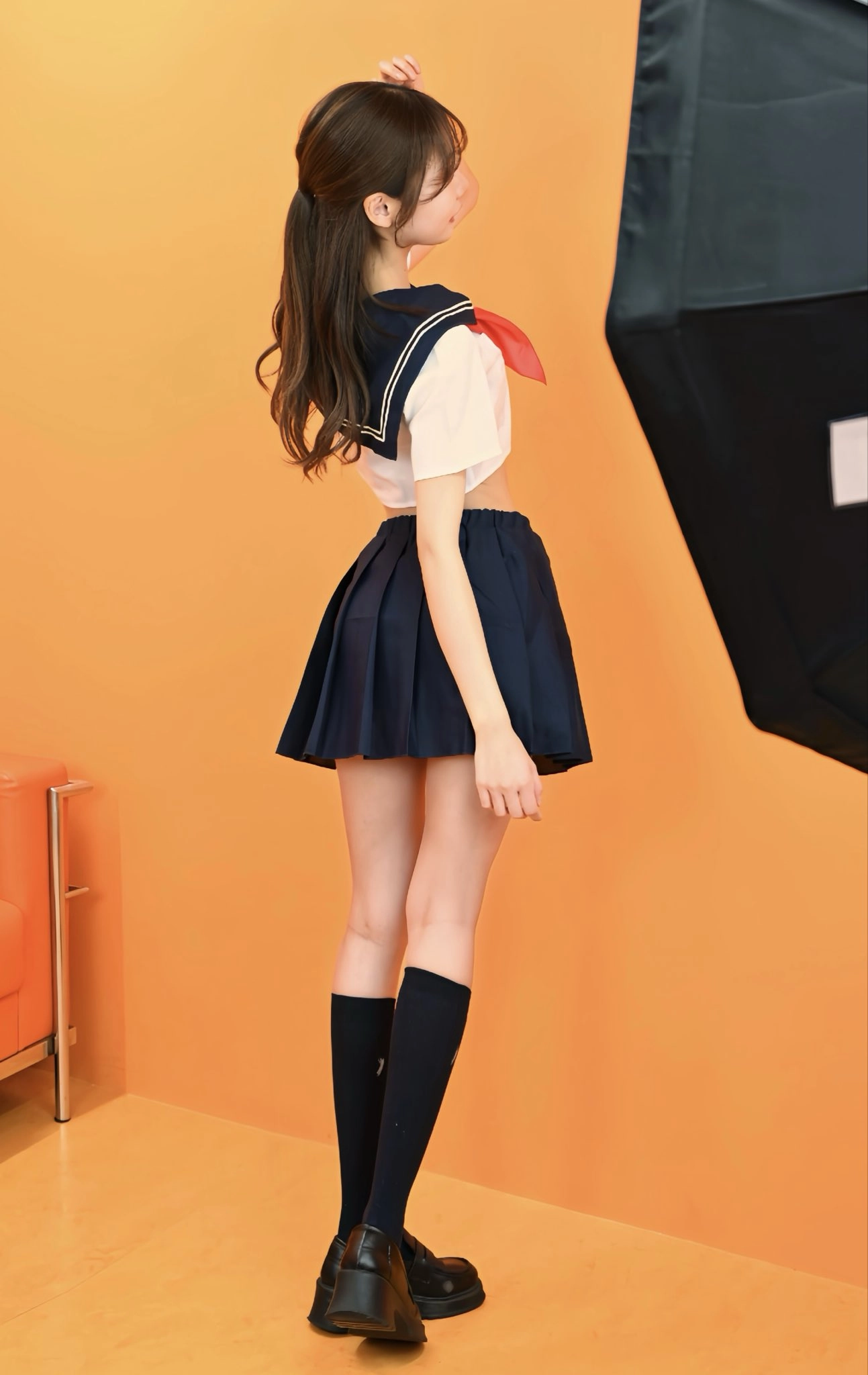 女人穿着蓝色和白色的水手的服装。