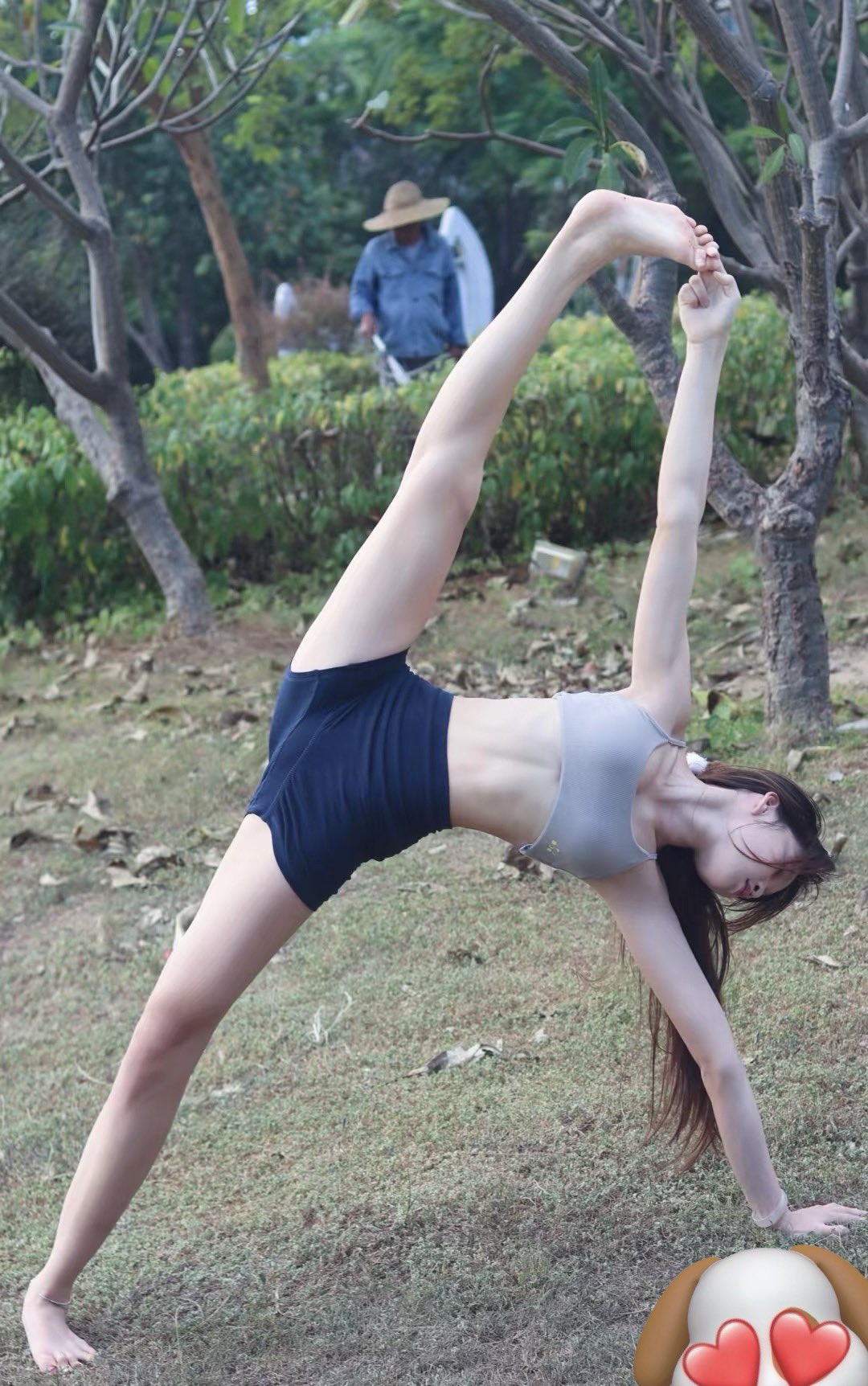 女人在草地上握手。