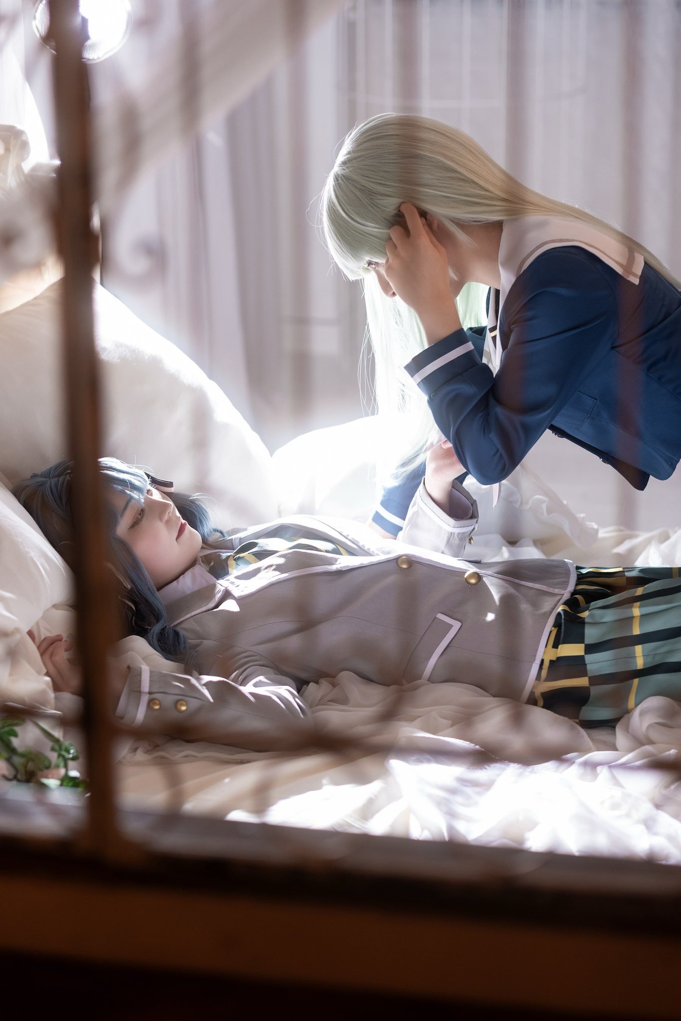 穿着蓝色裙子和袜子的女人坐在床上。