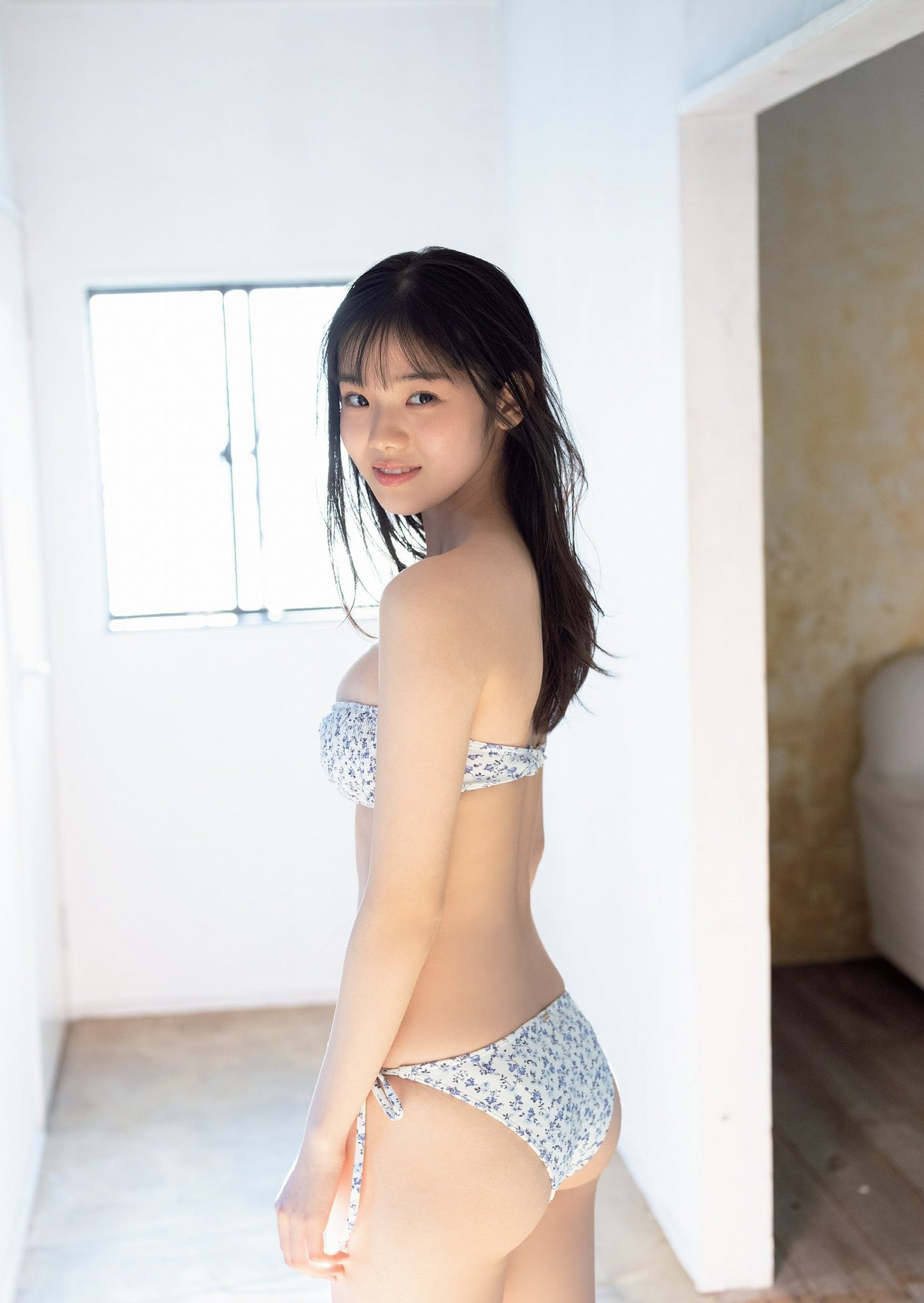 穿比基尼的女人为一张照片。