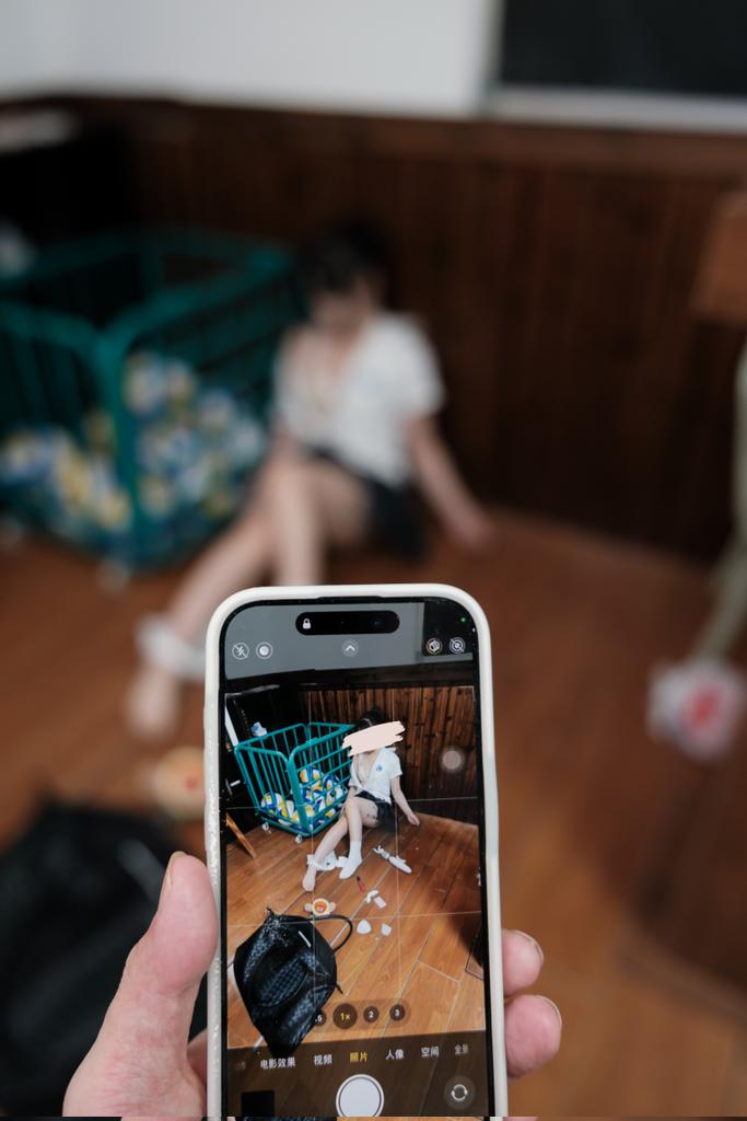 女人的纹身和裙子坐在地板上。