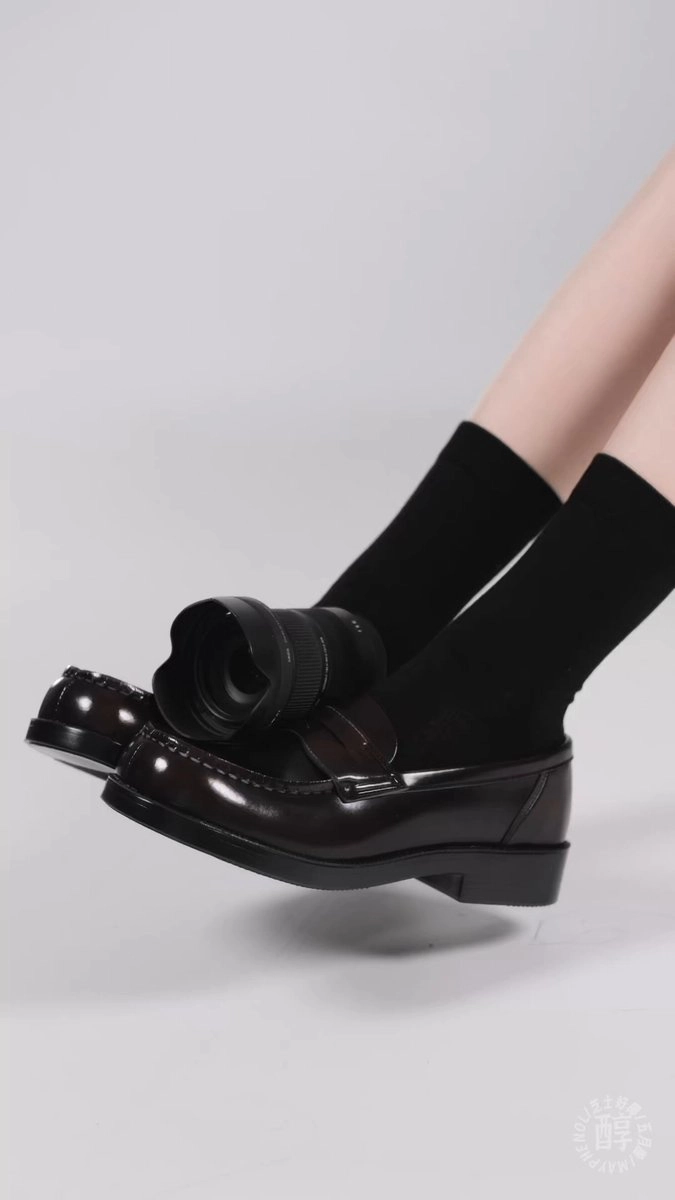 穿着黑袜子和黑鞋的女人。