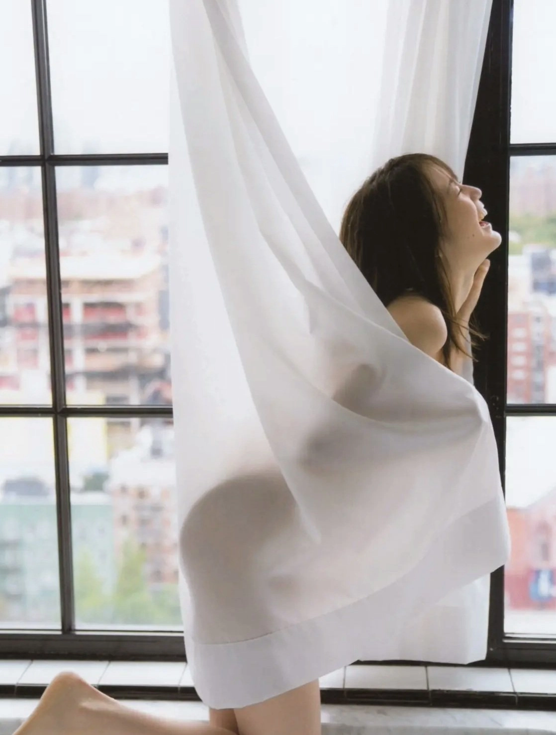 女人,她的頭發下來,她臉上的笑容。