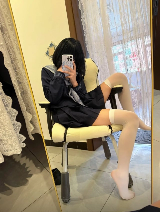 女人在镜子里拍自拍。