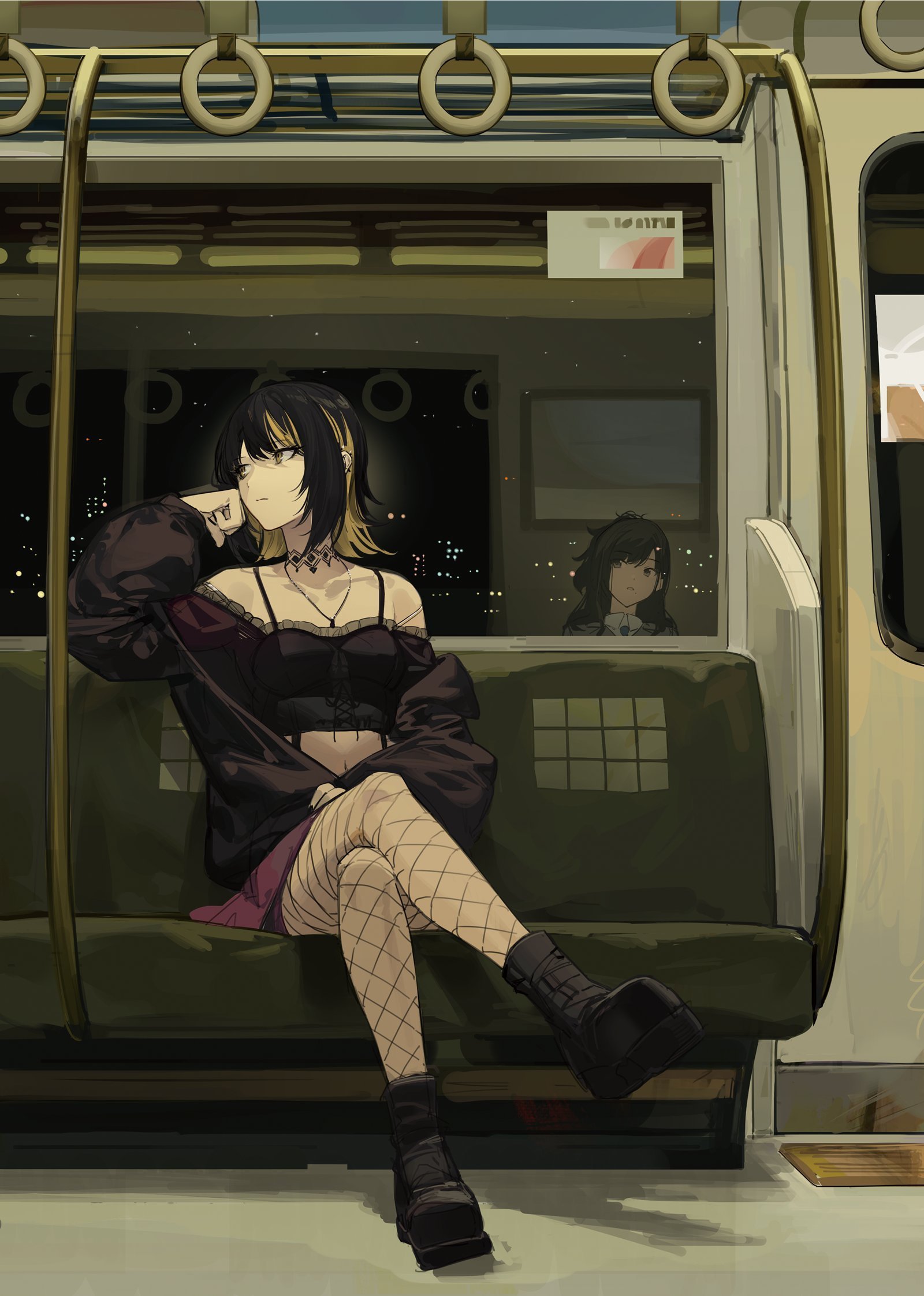 女人坐在地铁列车上,双臂交叉。