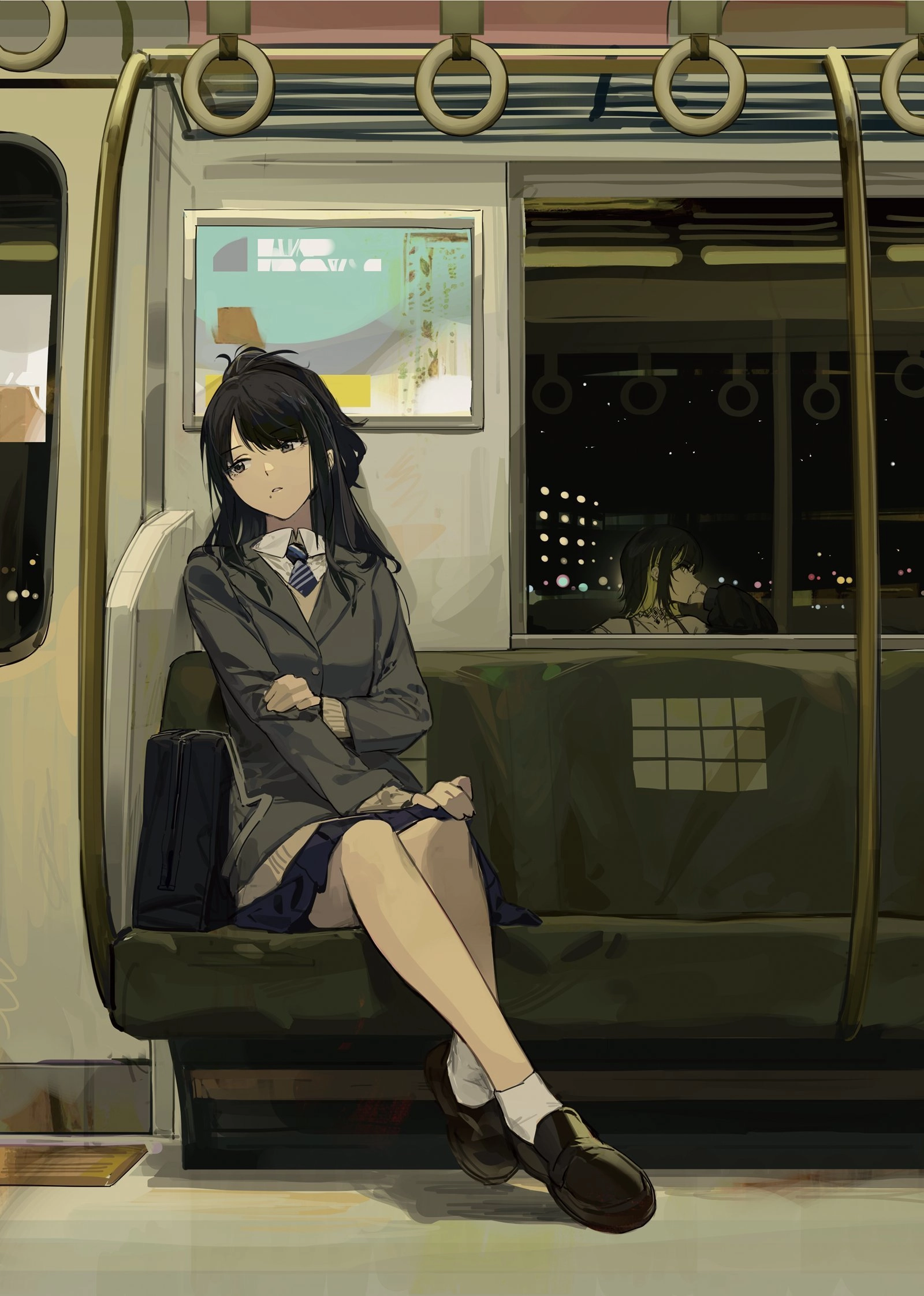 女人坐在地铁列车上,双臂交叉。