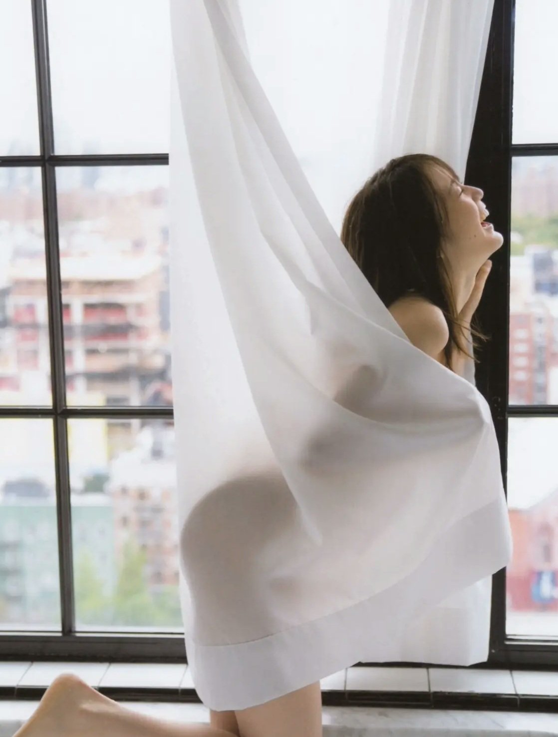 女人,她的头发下来,她脸上的笑容。