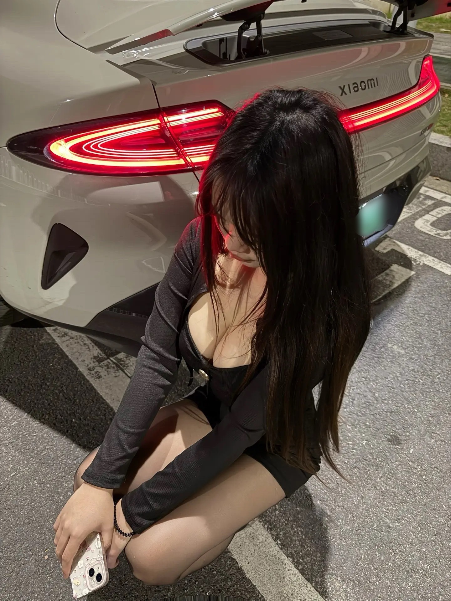 女人跪在车前。