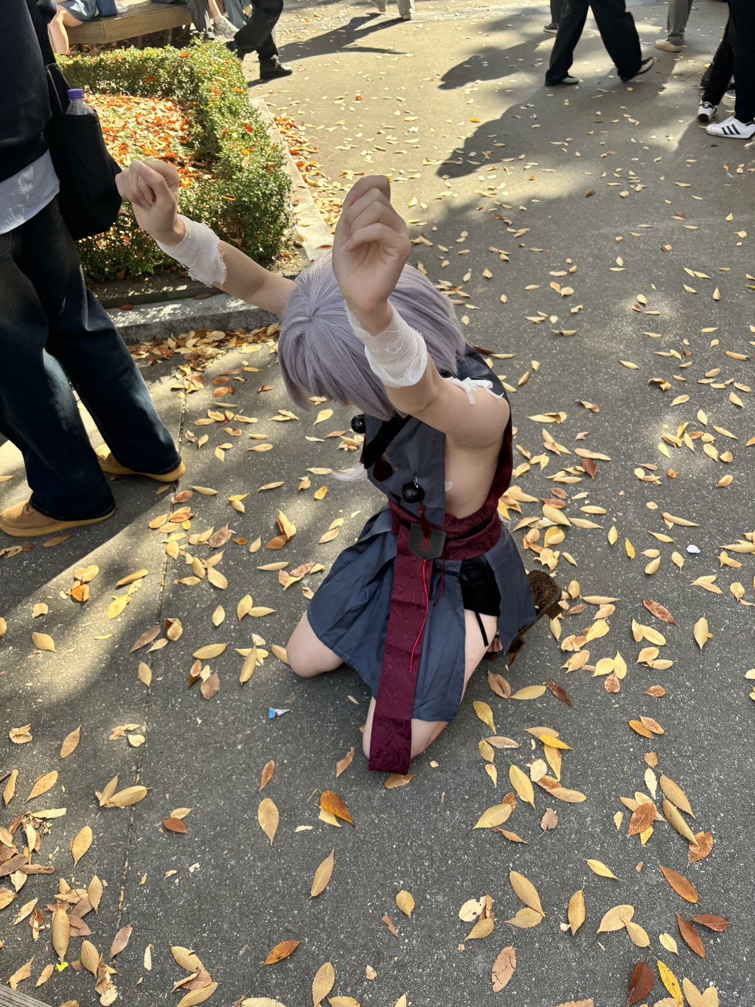 女人跪在地上,双臂抬起。