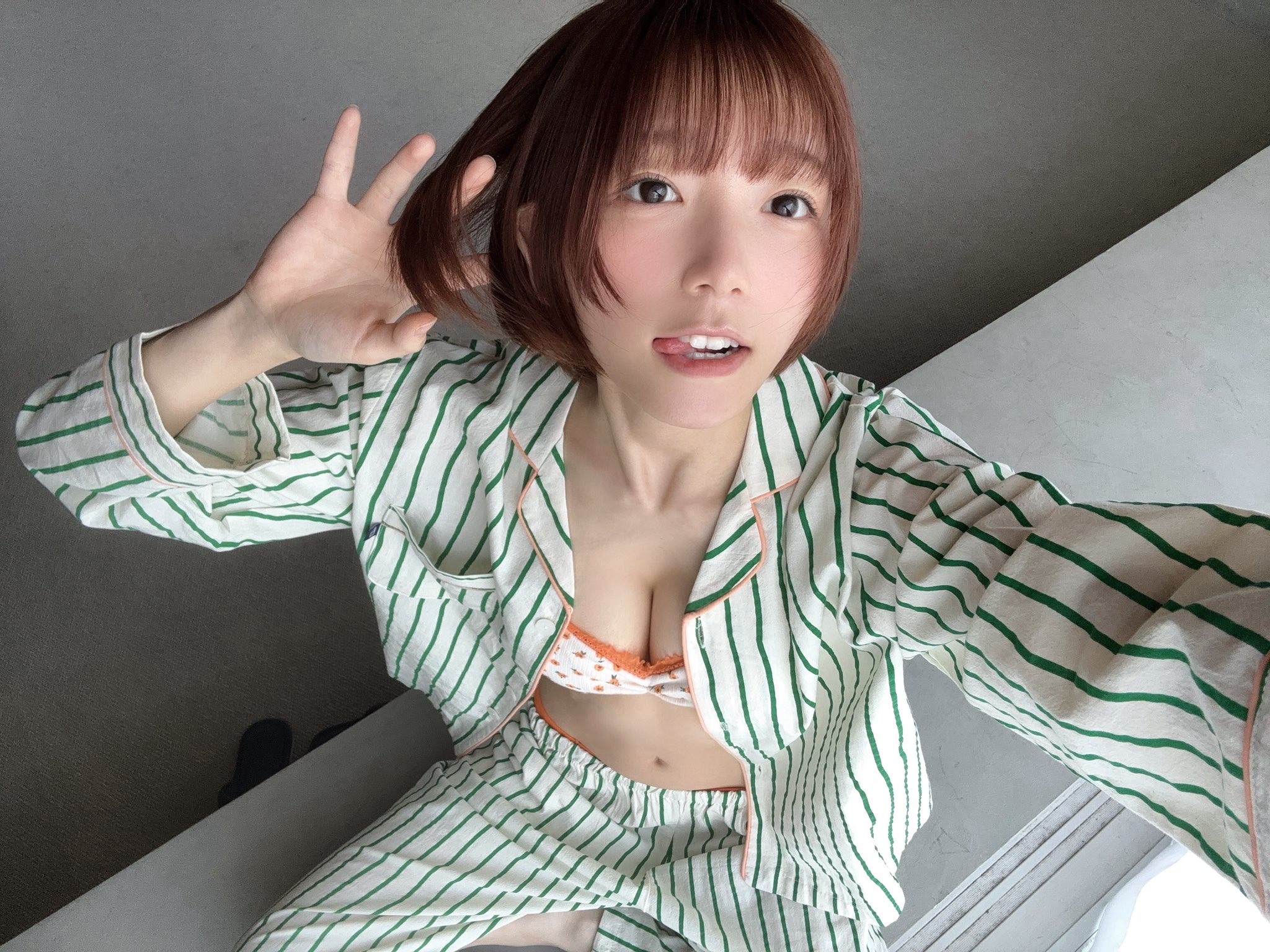 穿着条衬衫和裤子的女人正在制作一个有趣的面孔。