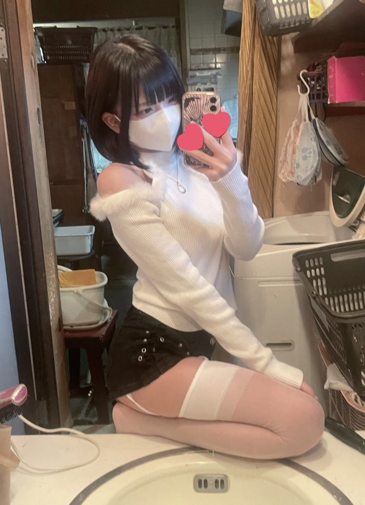 一位戴着面具和短裤的女人拍了一张自拍。