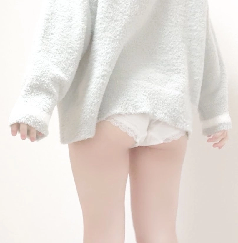 穿着灰色衬衫和白色裤子的女人。