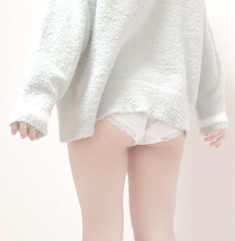 穿着灰色衬衫和白色裤子的女人。