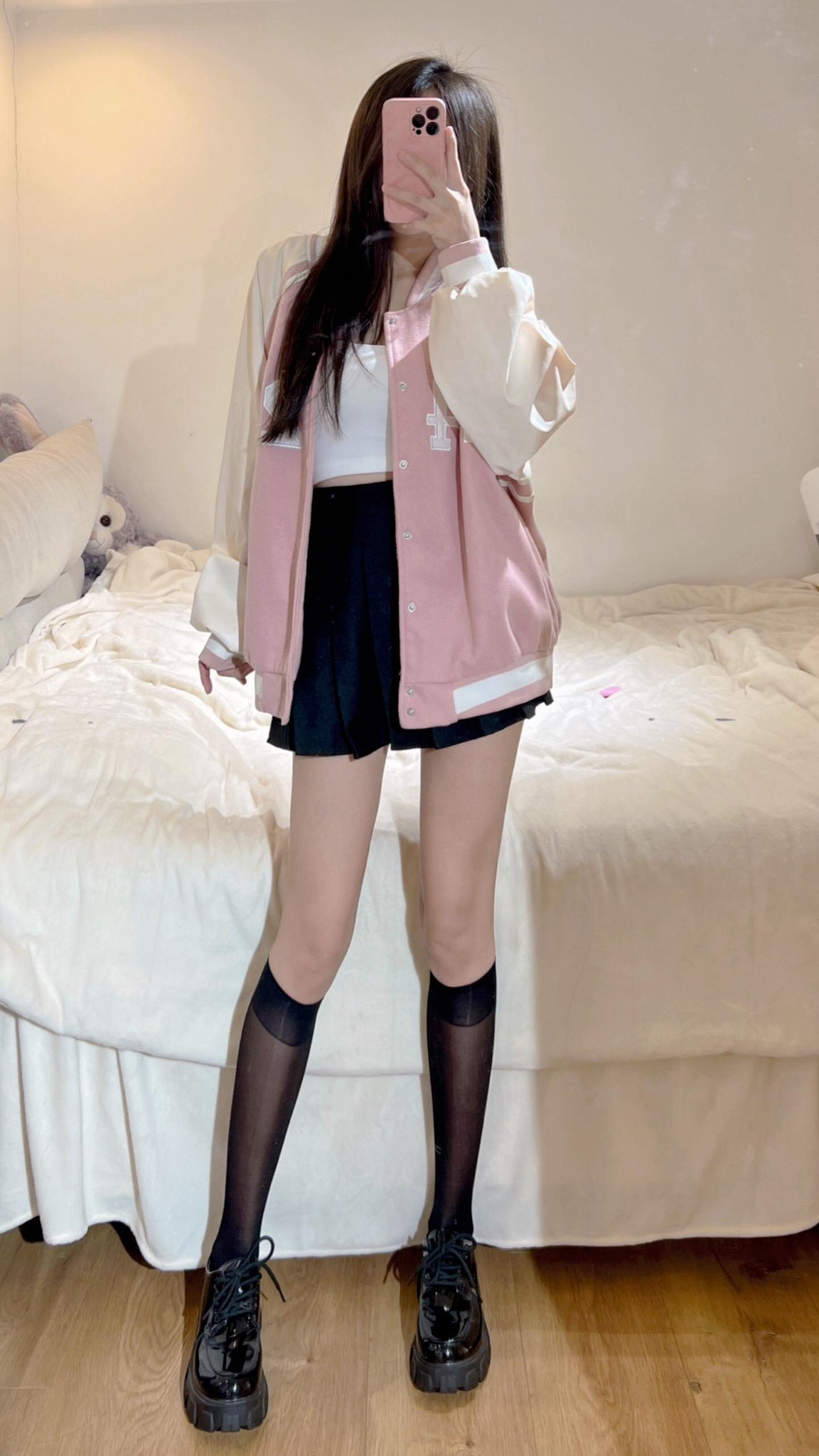 女孩在手里放着一把枪。