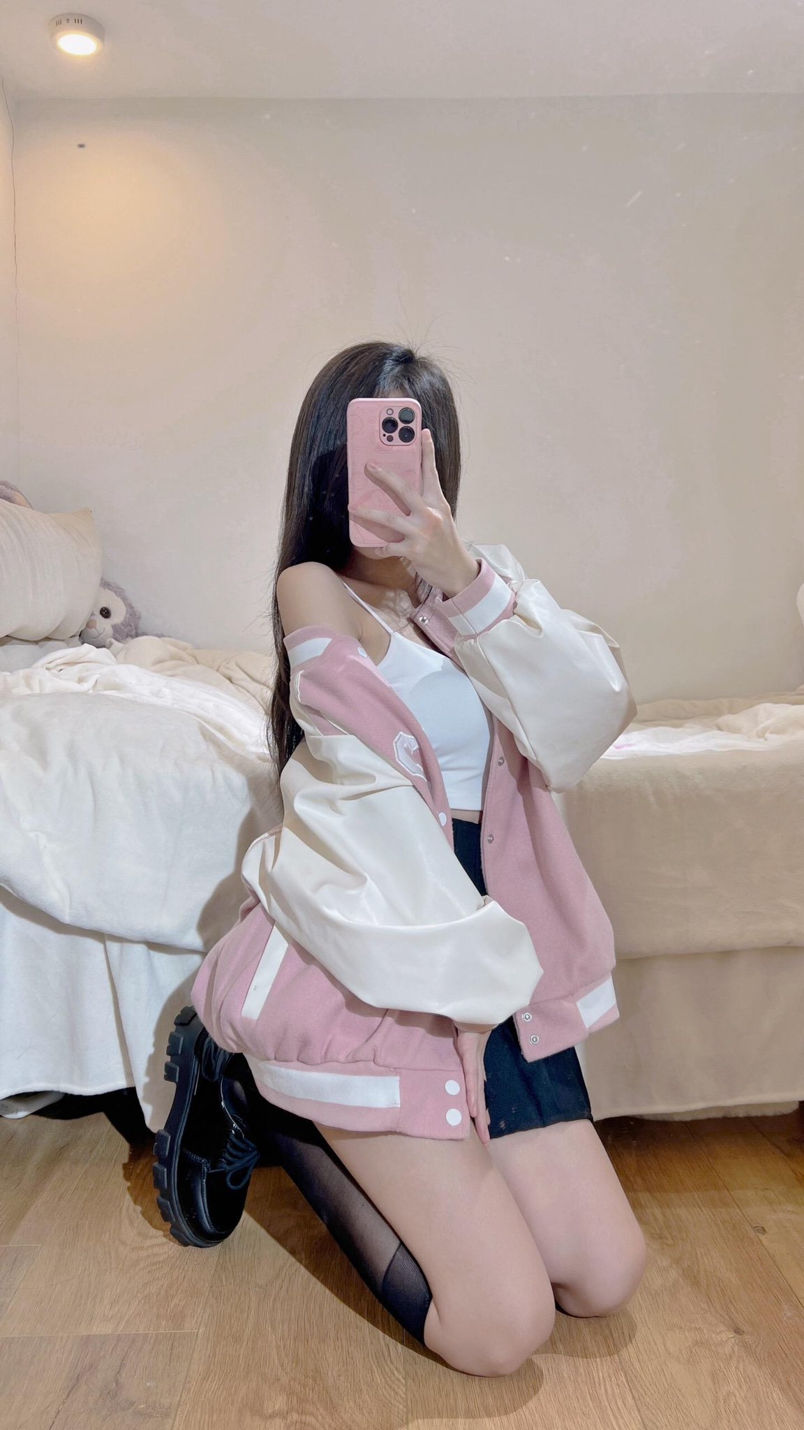 女孩在手里放着一把枪。