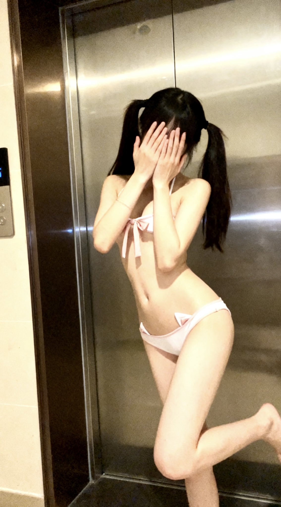 女人穿着比基尼和一根弓在她的头发。