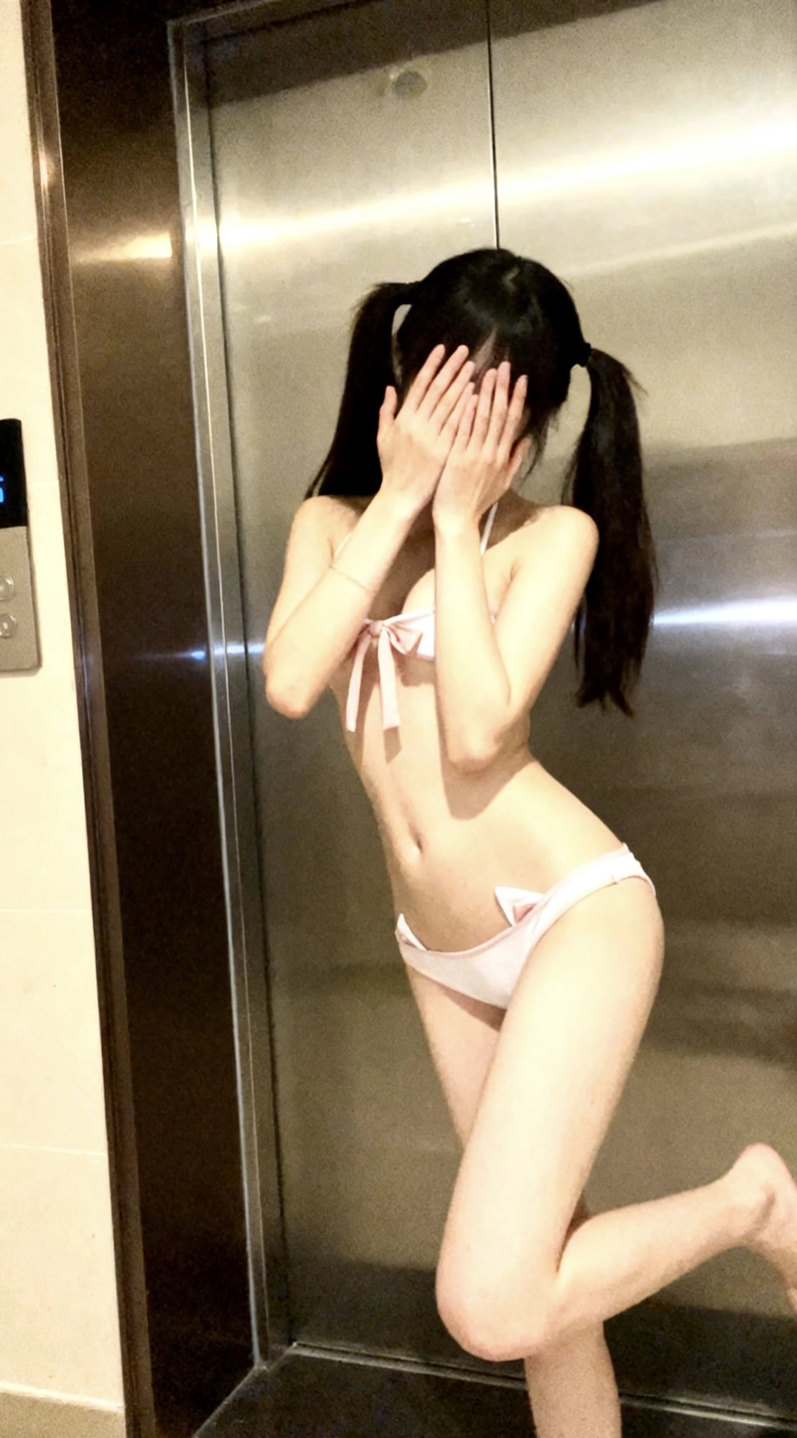 女人穿着比基尼和一根弓在她的头发。