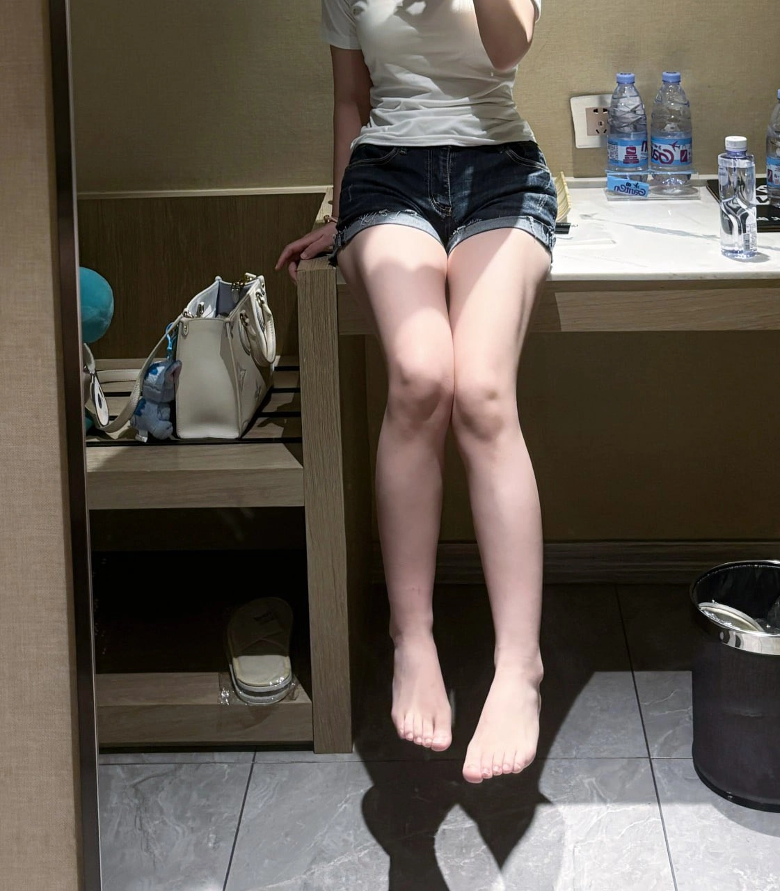 女人坐在一个凳子上,拍了一张自拍。