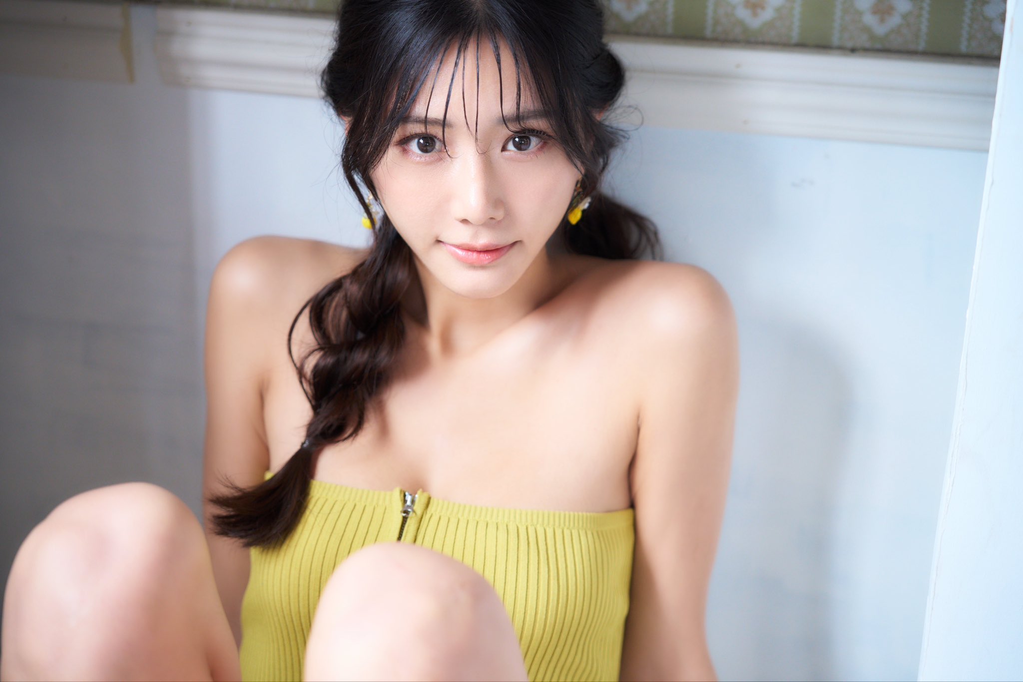 女人穿着一件黄色的衬衫和一件黄色的手。