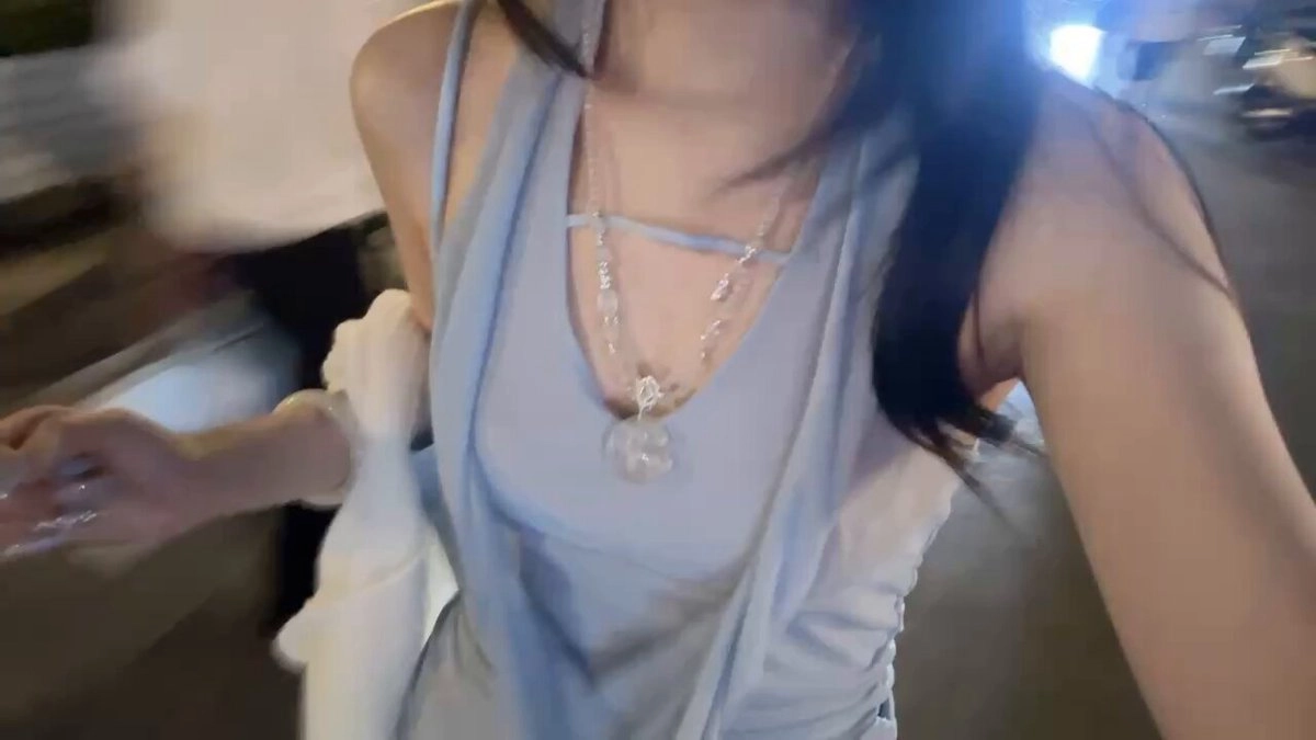 穿着蓝色裙子的女人戴着项链。