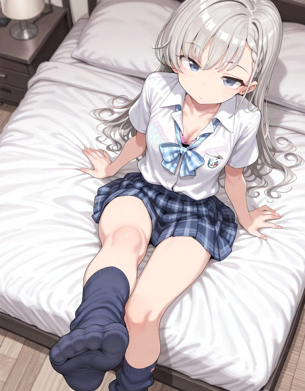 一位穿着白色衬衫和蓝色裙子的女孩躺在床上。