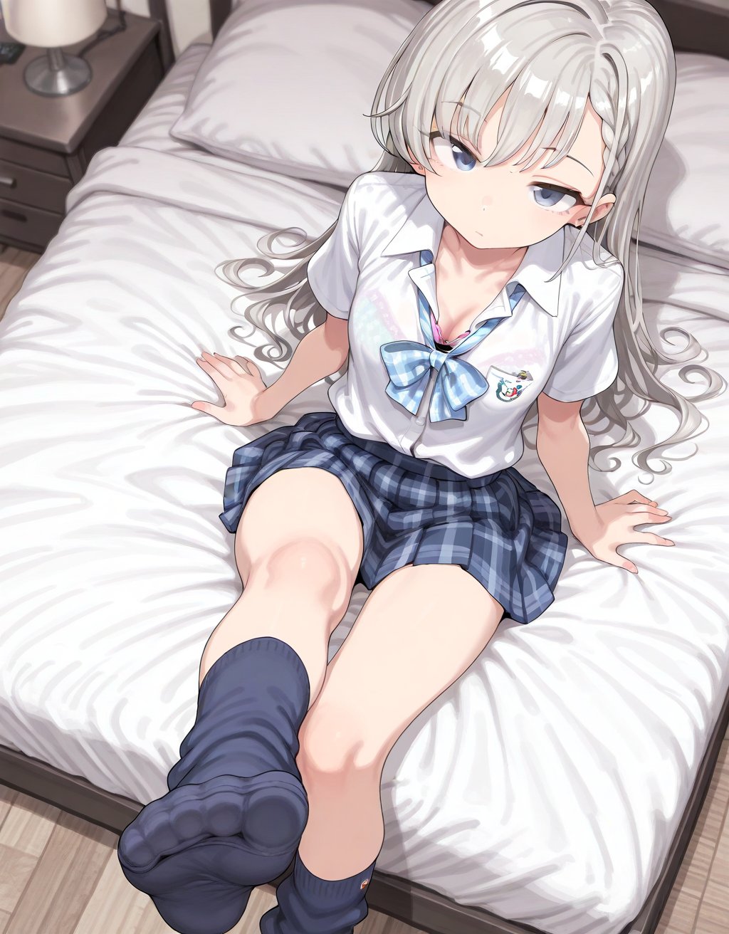 一位穿着白色衬衫和蓝色裙子的女孩躺在床上。