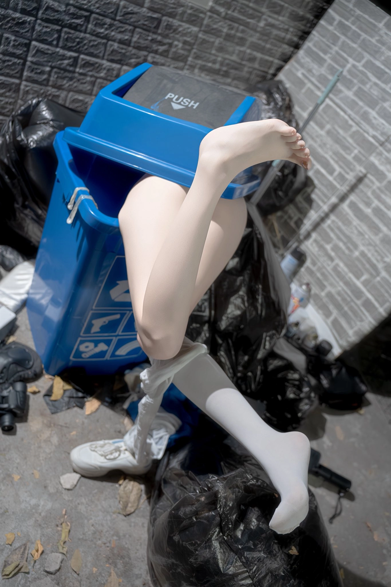 蓝色的垃圾可以有一个白色的腿粘在外面。