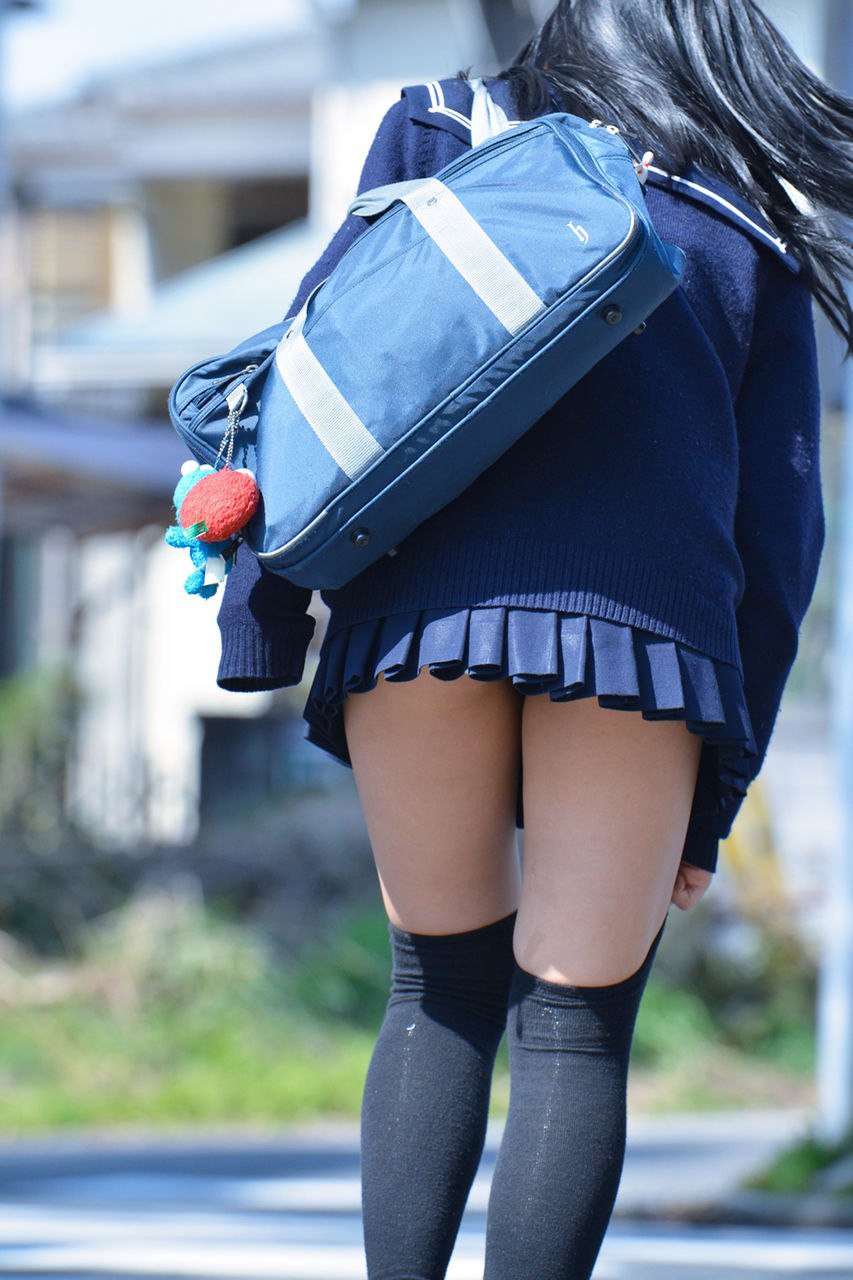 穿着蓝色裙子和蓝色背包的女孩。