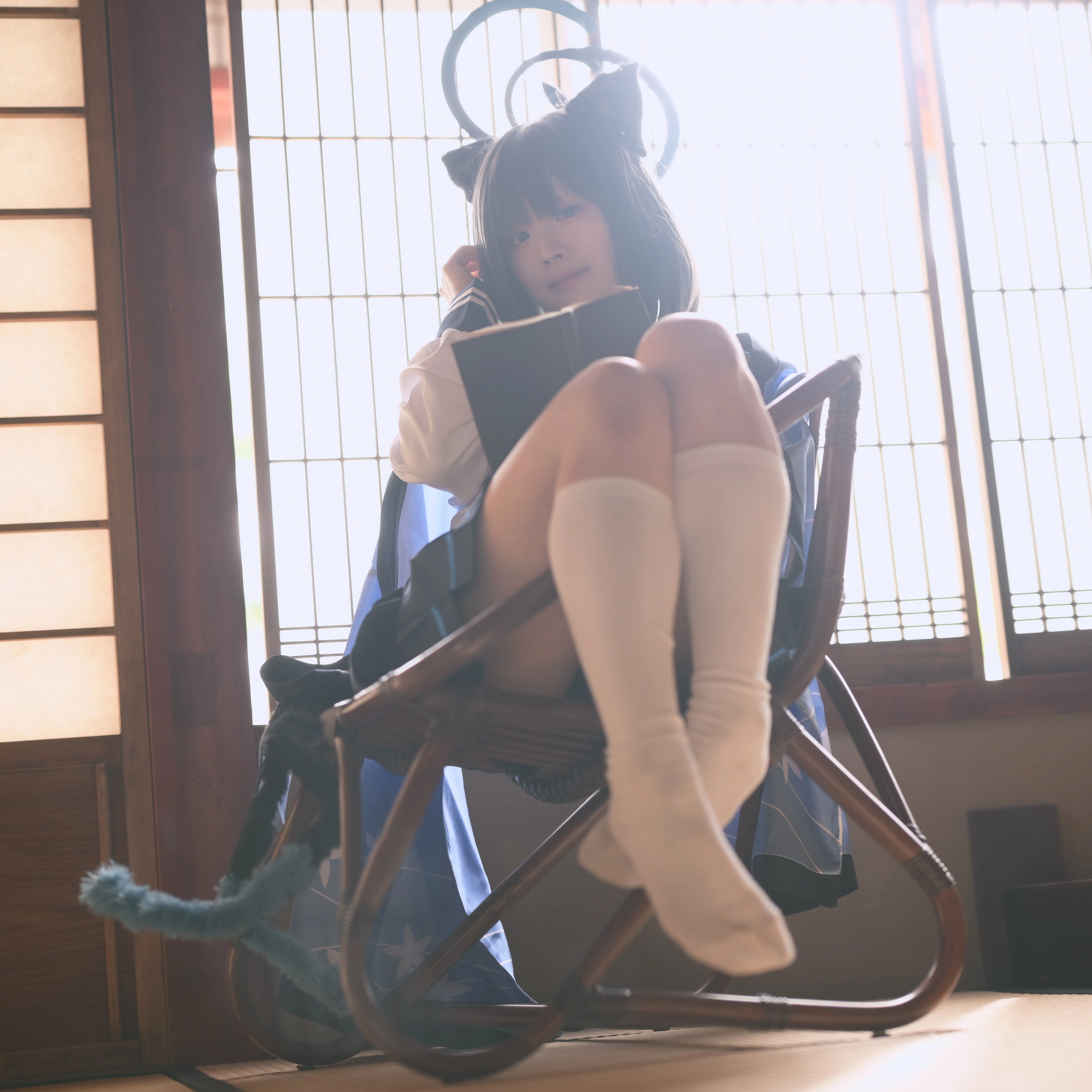 一位穿着猫衣的女孩读了一本书。