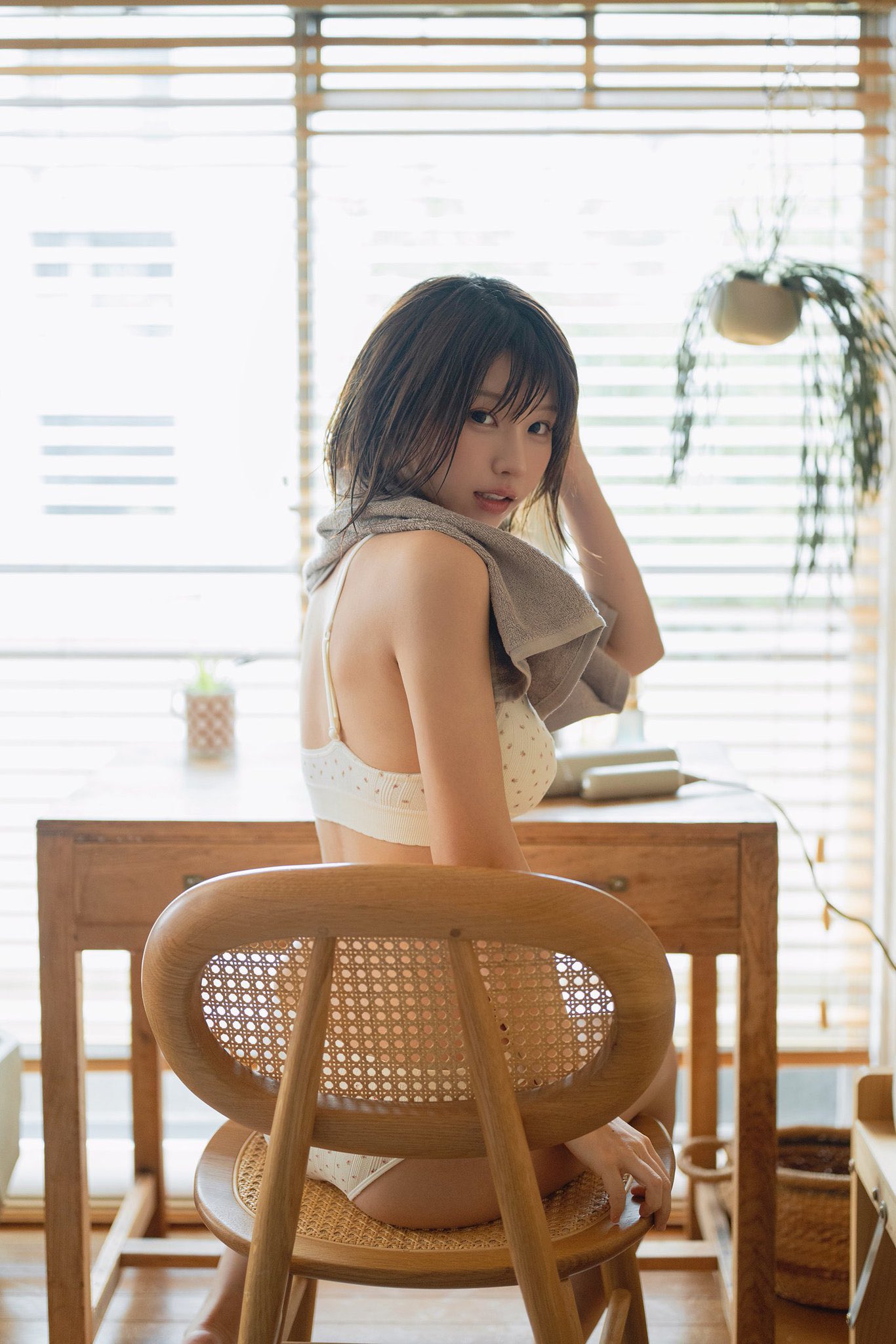 戴着手和毛巾的女人坐在椅子上。