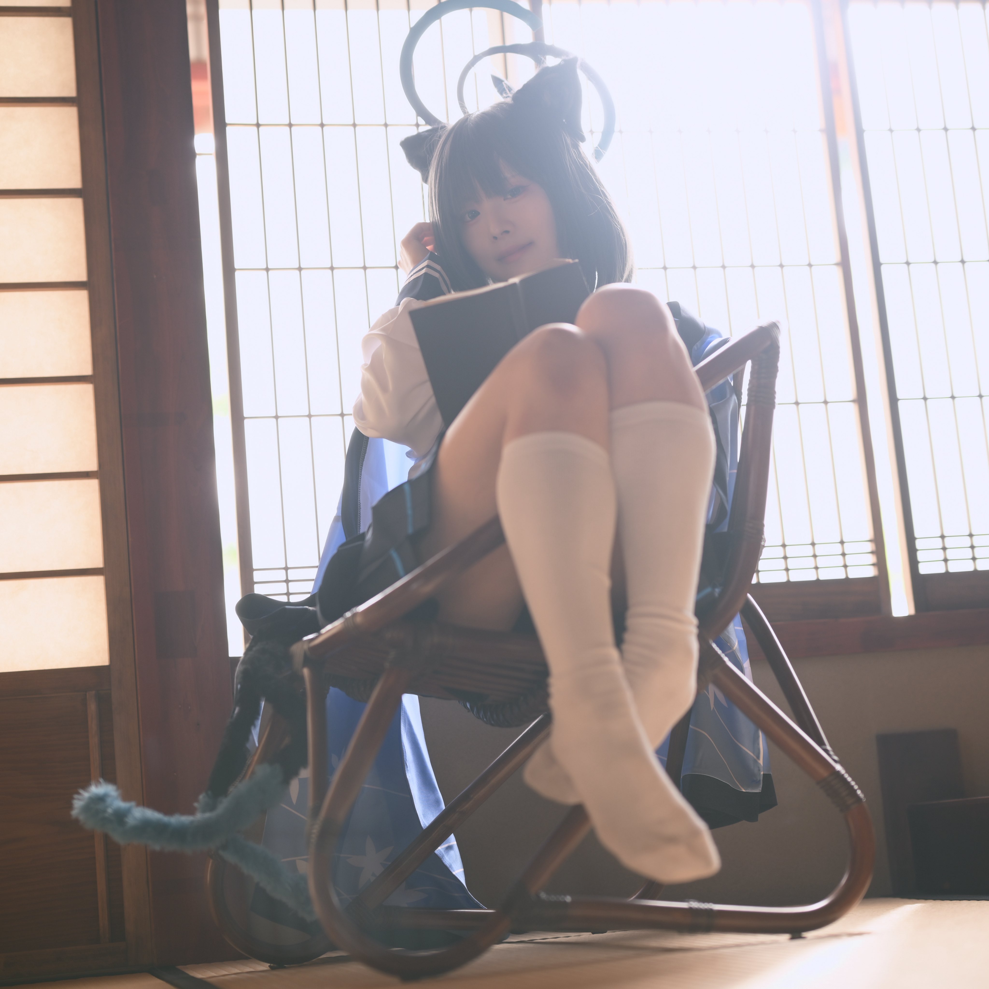 一位穿着猫衣的女孩读了一本书。