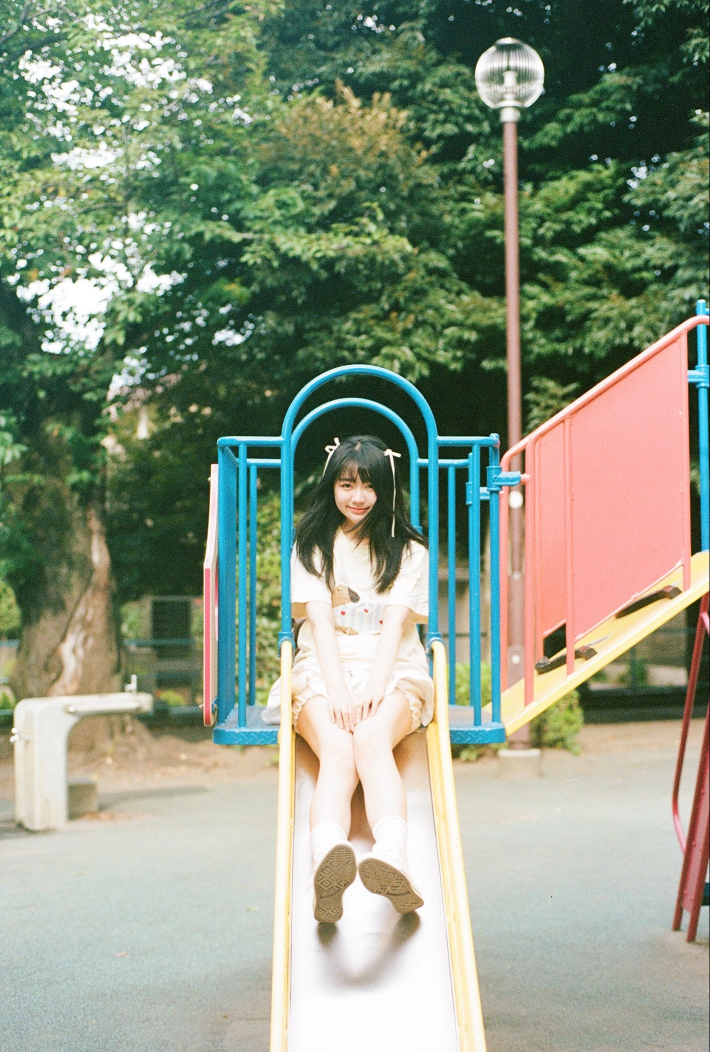 女孩坐在滑板上。