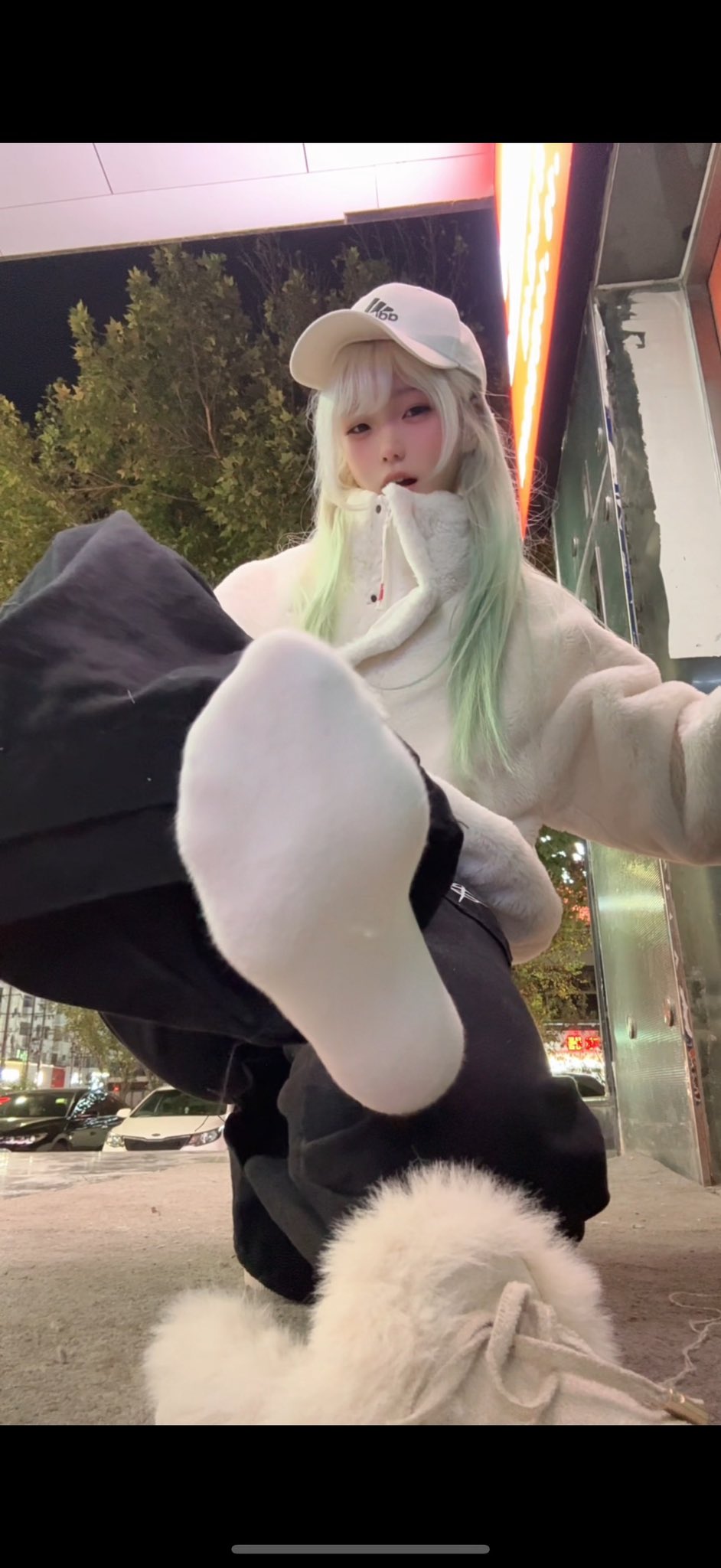 穿着白色外套和白靴的女人。