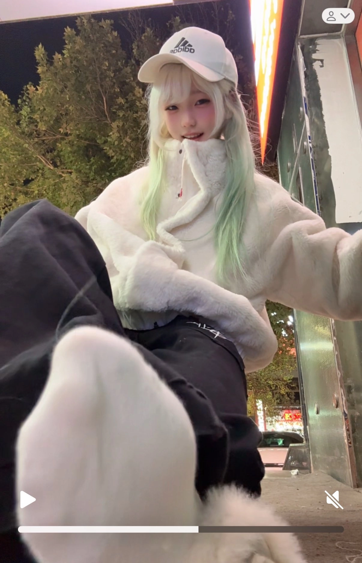 穿着白色外套和白靴的女人。