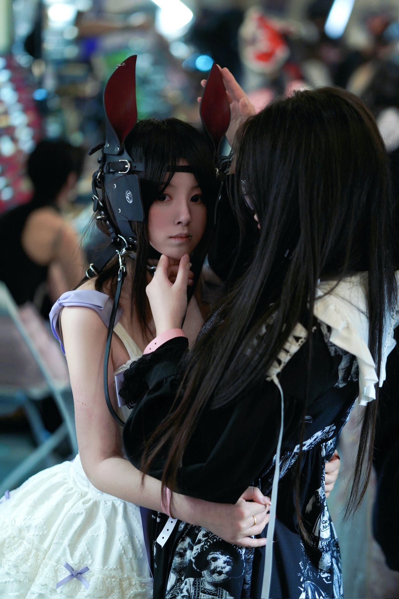 女人穿着一件紫色裙子,头部看起来像兔子的头。