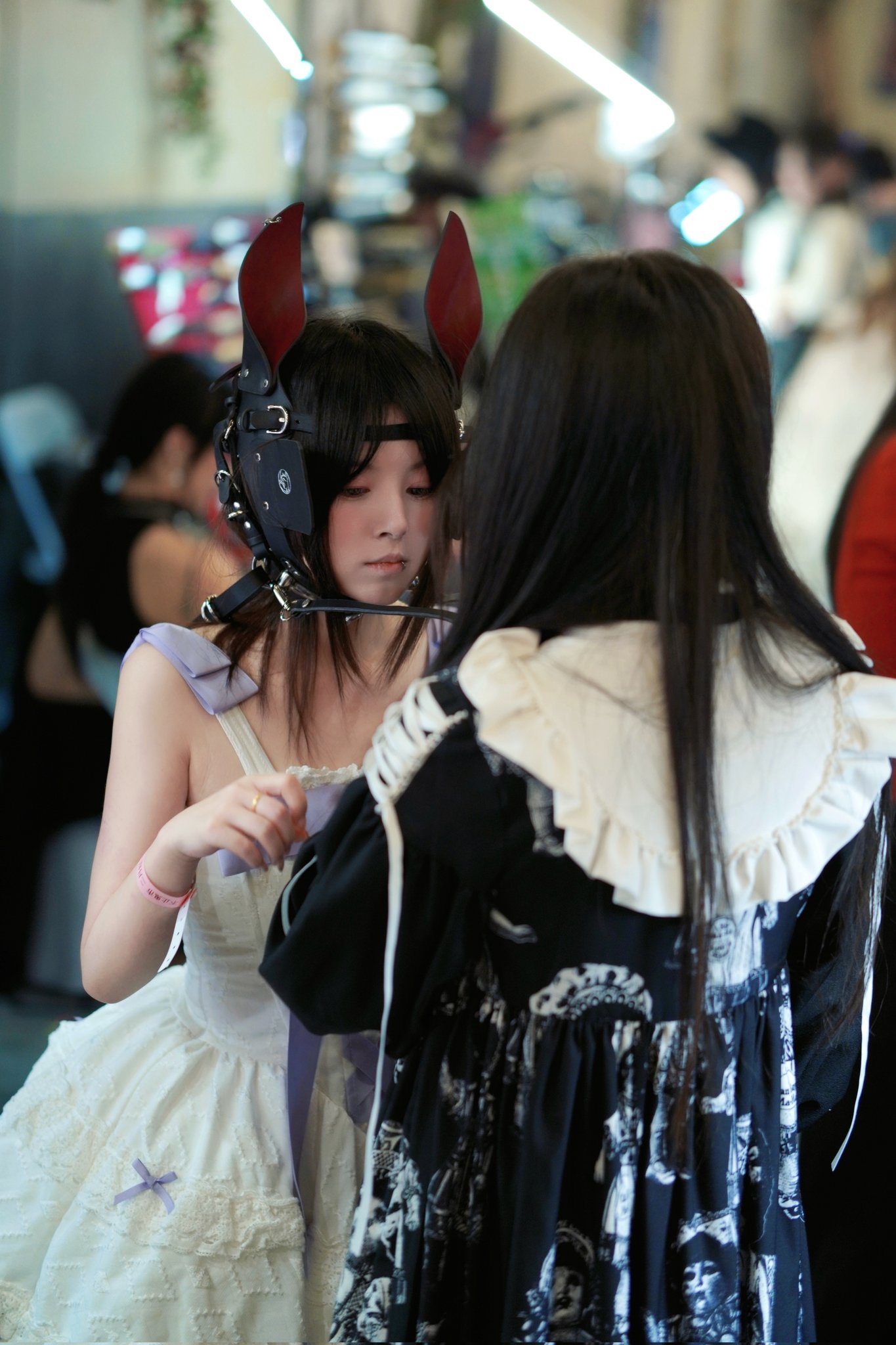 女人穿着一件紫色裙子,头部看起来像兔子的头。