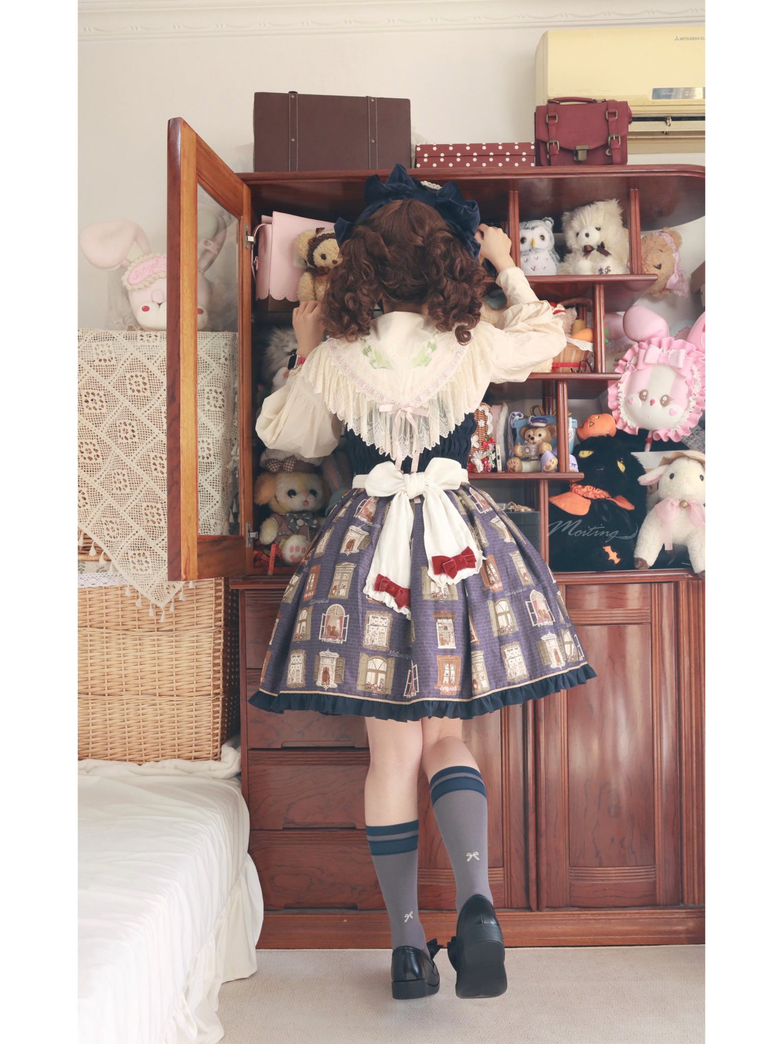 一位穿着蓝色礼服的女人,头发上有一根白色子,头发上有一根黑色的弓,她看着一张充满了动物的货架。