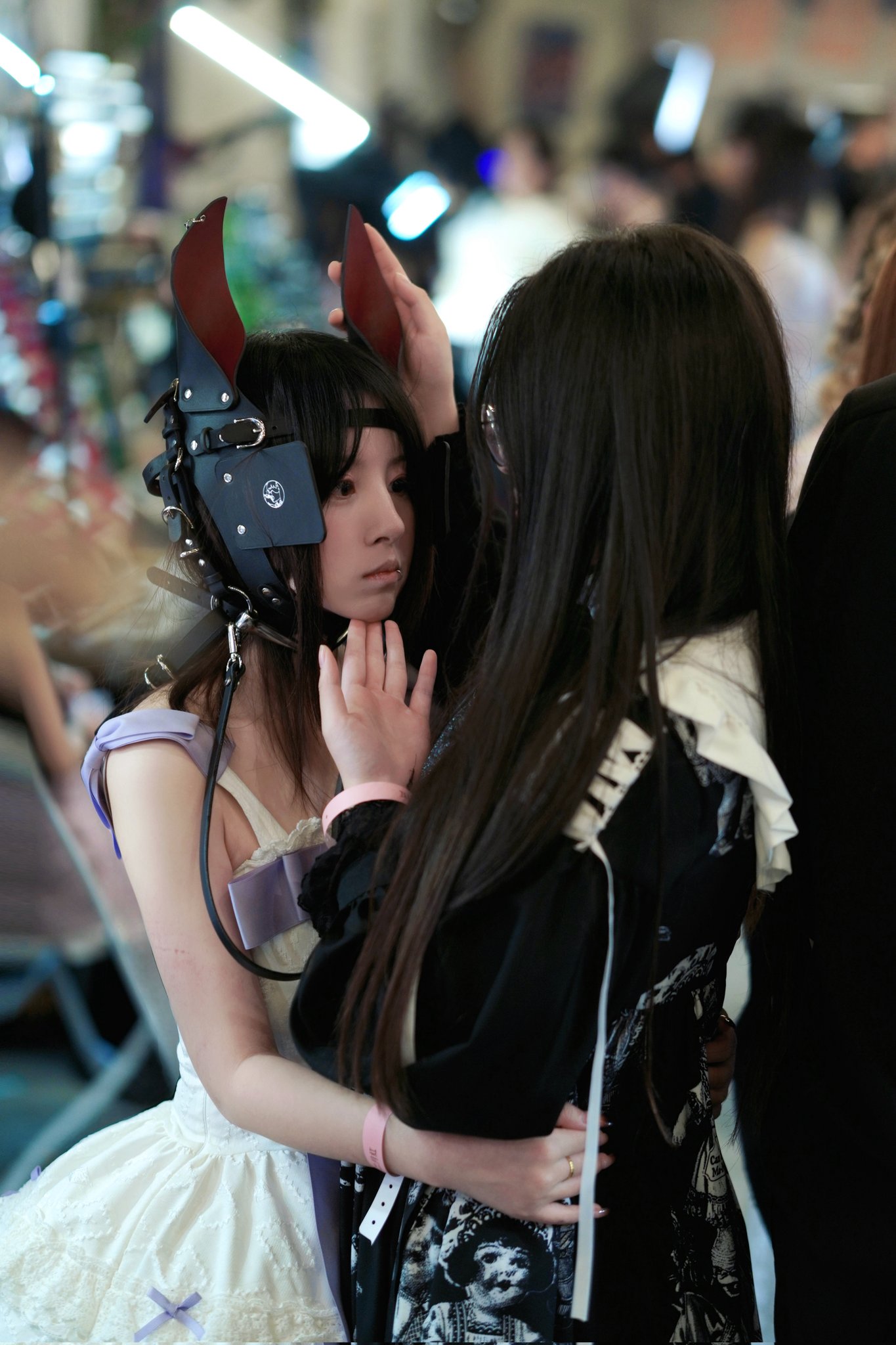 女人穿着一件紫色裙子,头部看起来像兔子的头。